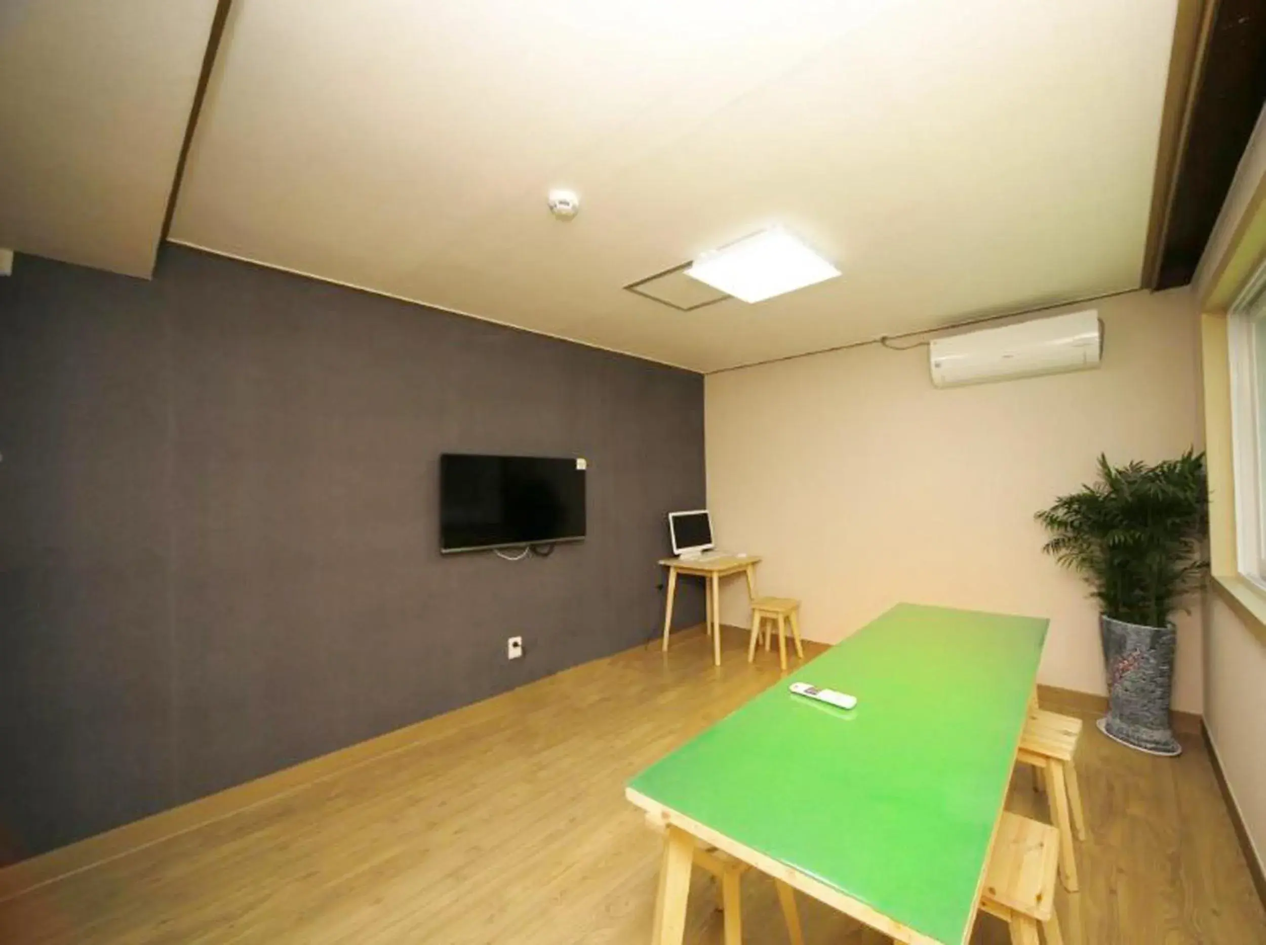Meeting/conference room, TV/Entertainment Center in 24 Guesthouse KyungHee University