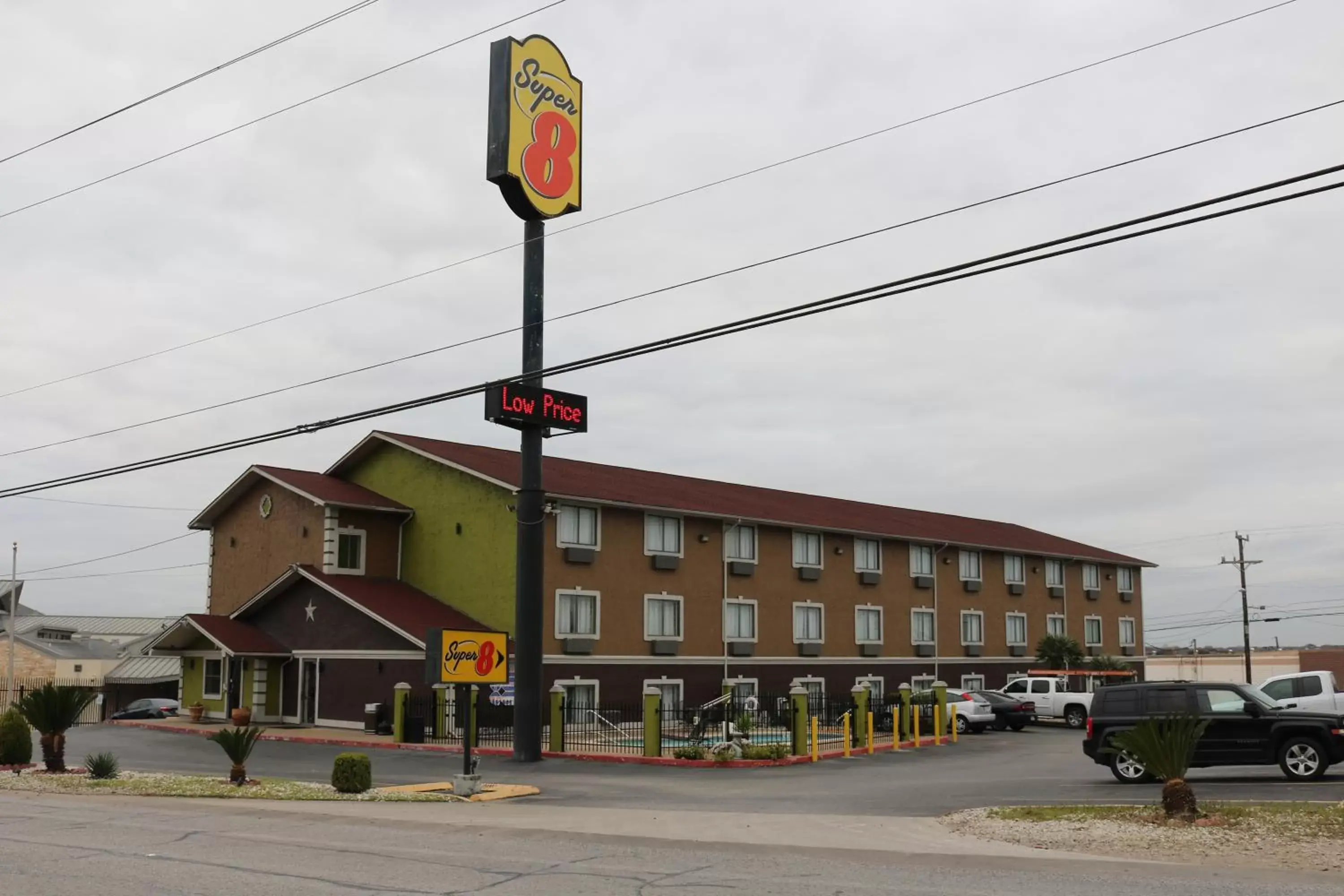 Property Building in Super 8 by Wyndham San Antonio/I-35 North