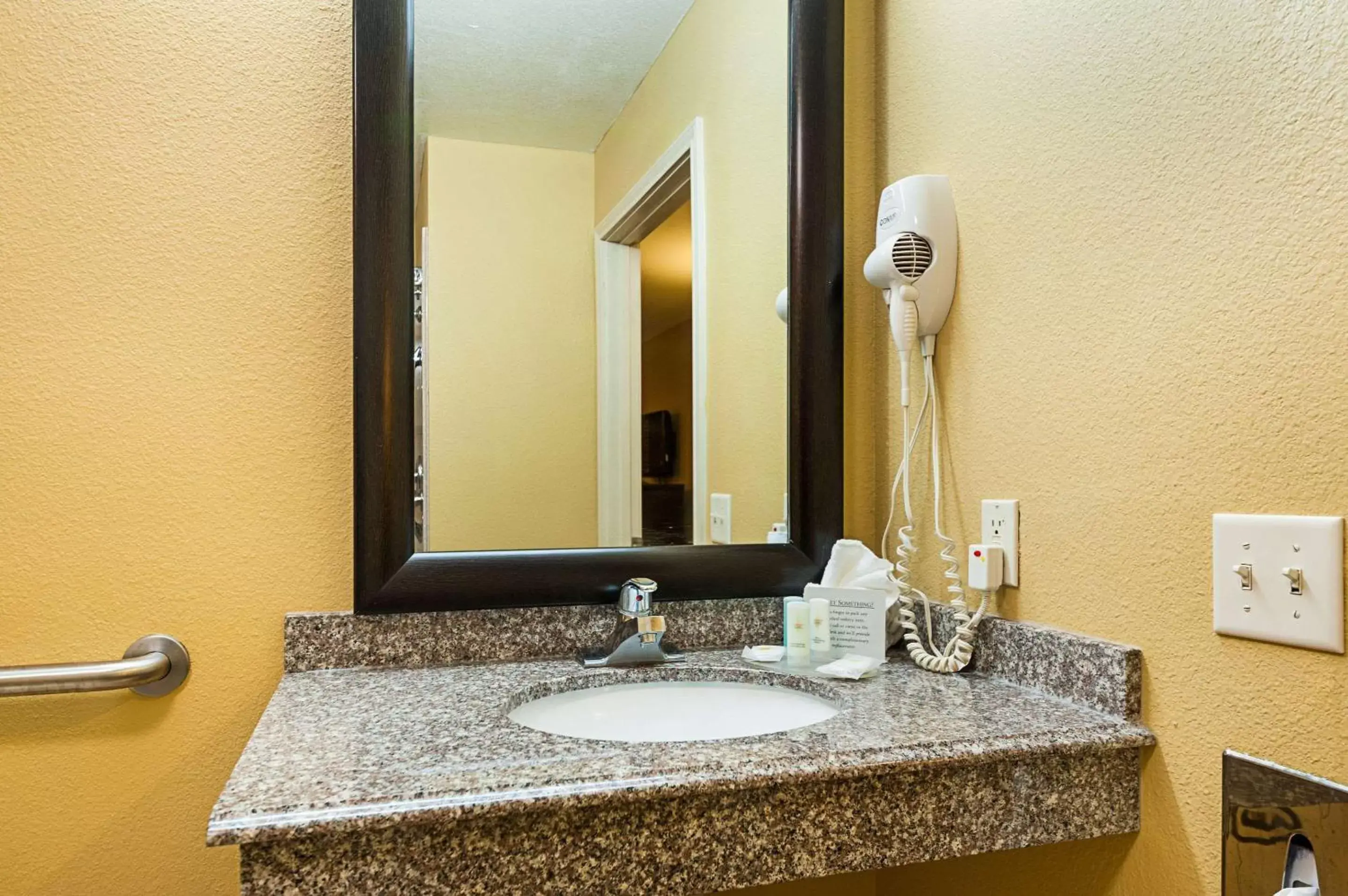 Bathroom in Quality Inn Opelousas