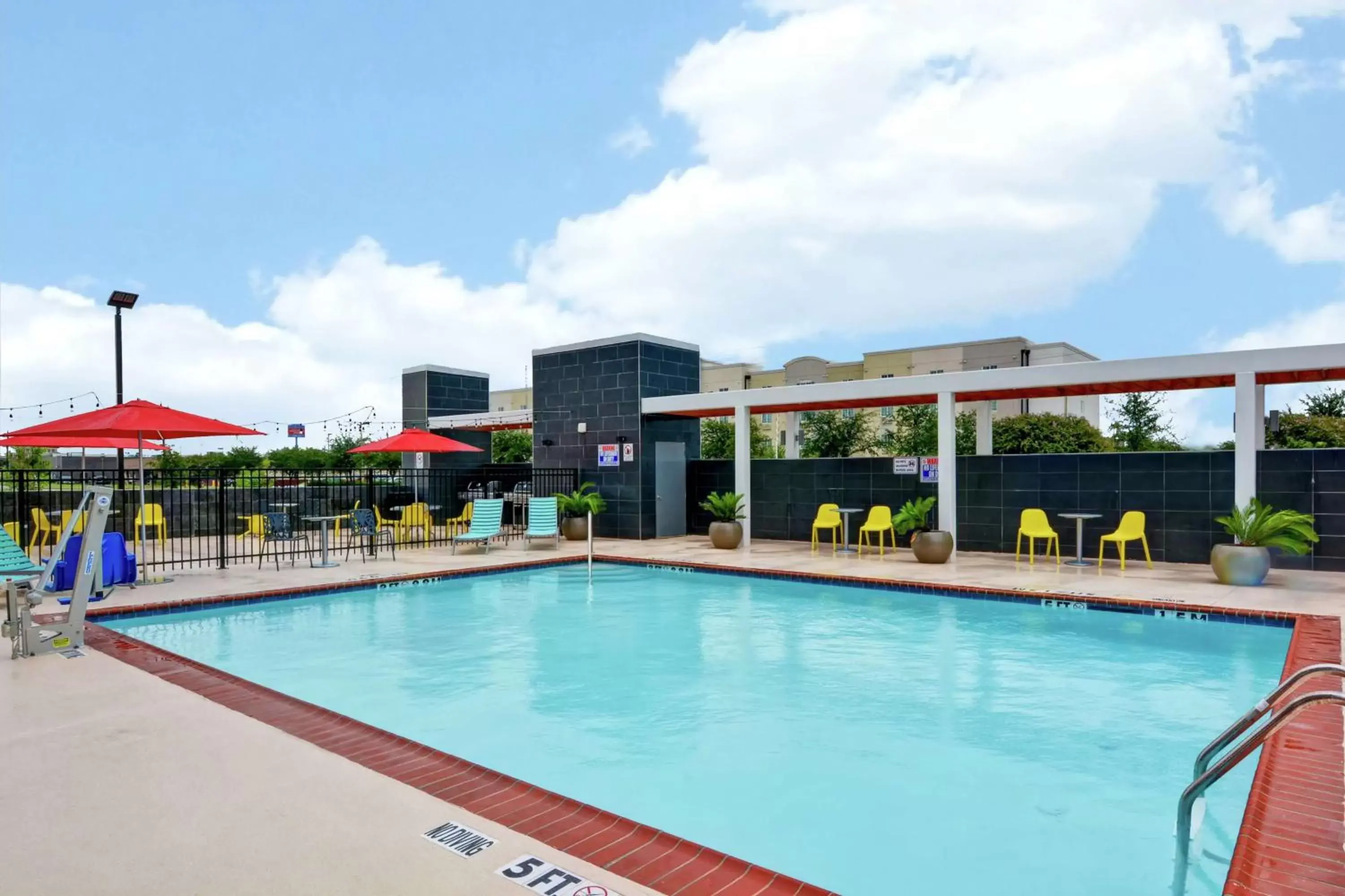Pool view, Swimming Pool in Home2 Suites by Hilton La Porte