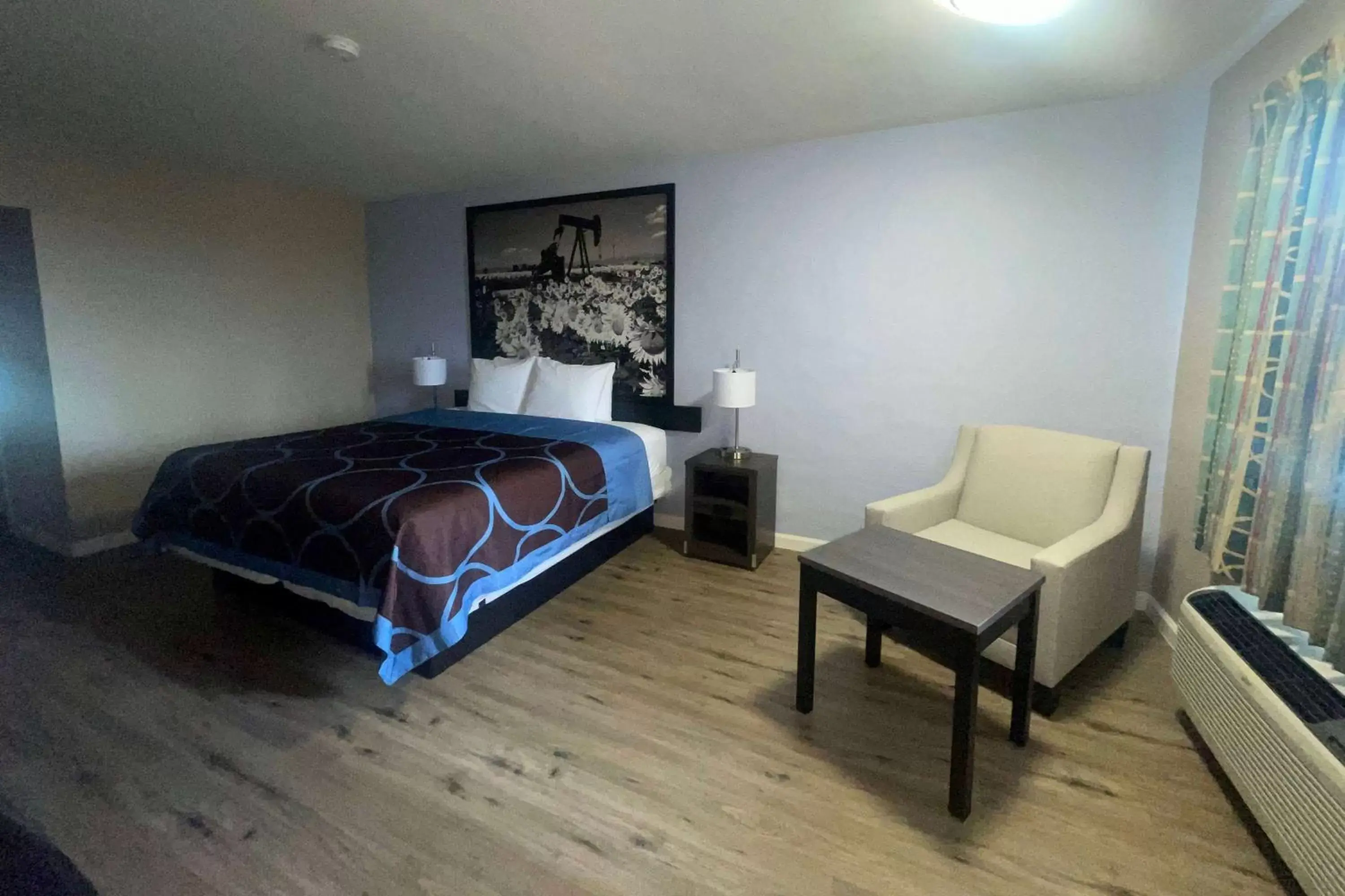 Photo of the whole room, Bed in Super 8 by Wyndham Victoria - South - Hwy 59