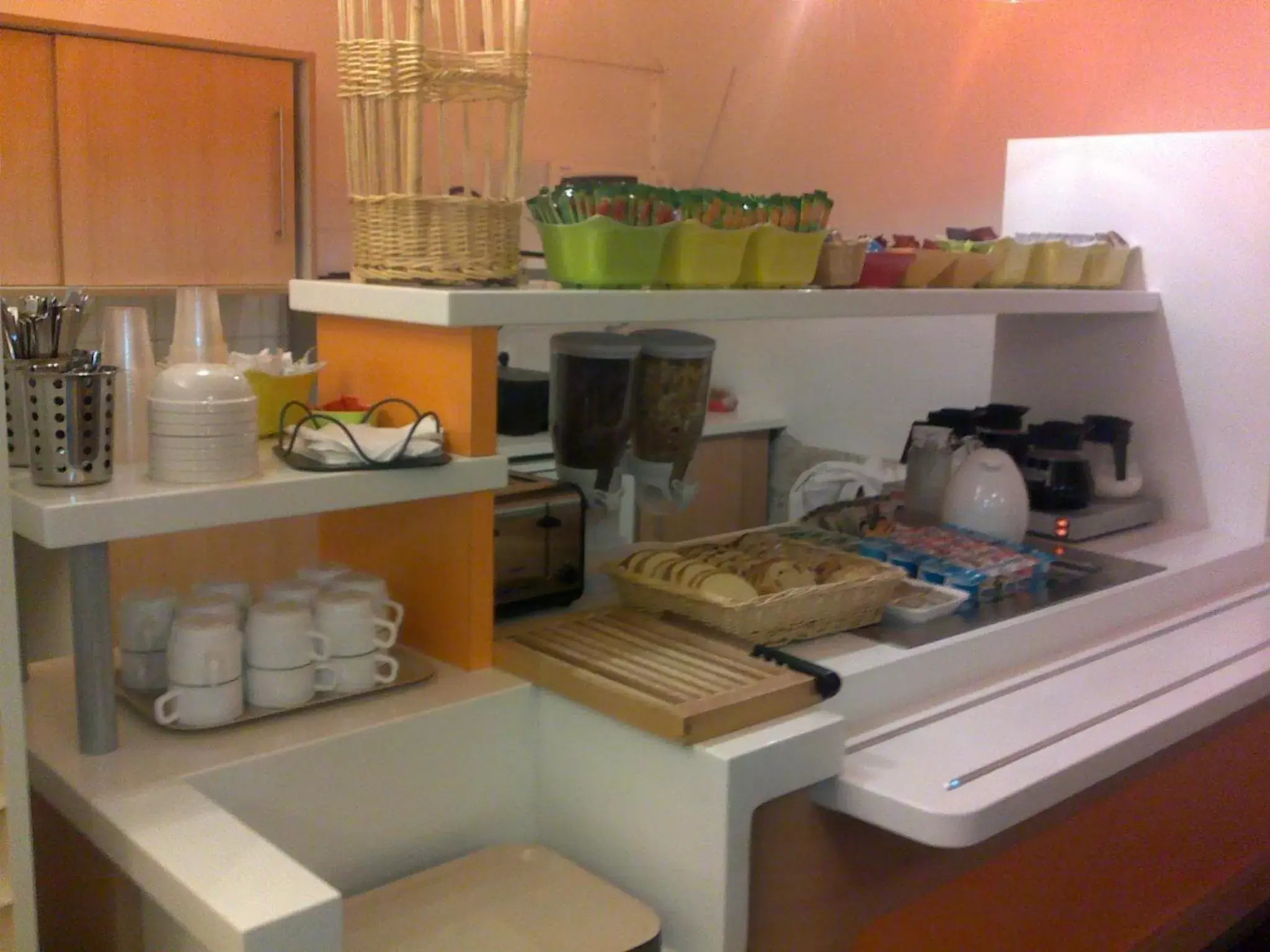 Restaurant/places to eat, Kitchen/Kitchenette in ibis budget Narbonne Sud A9/A61