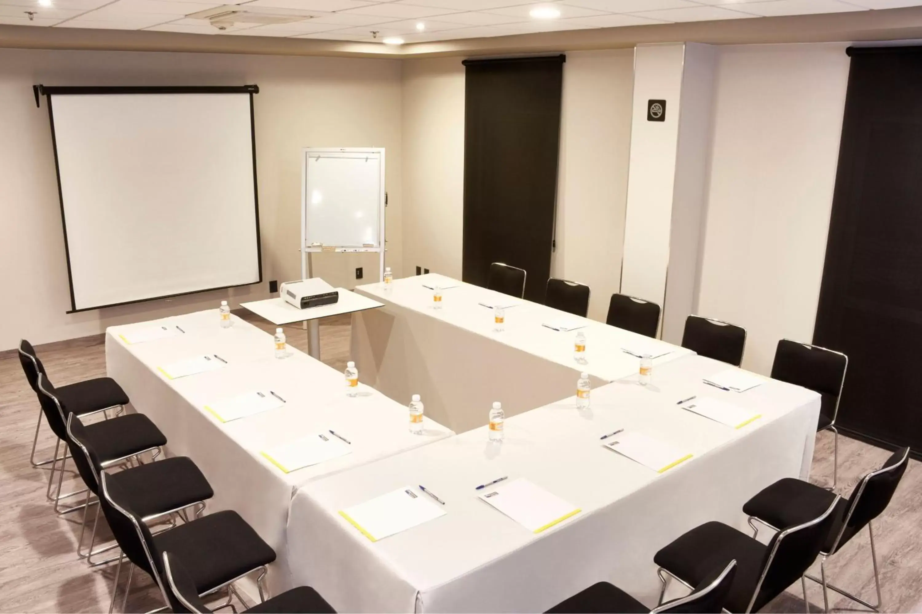 Meeting/conference room in City Express by Marriott Leon