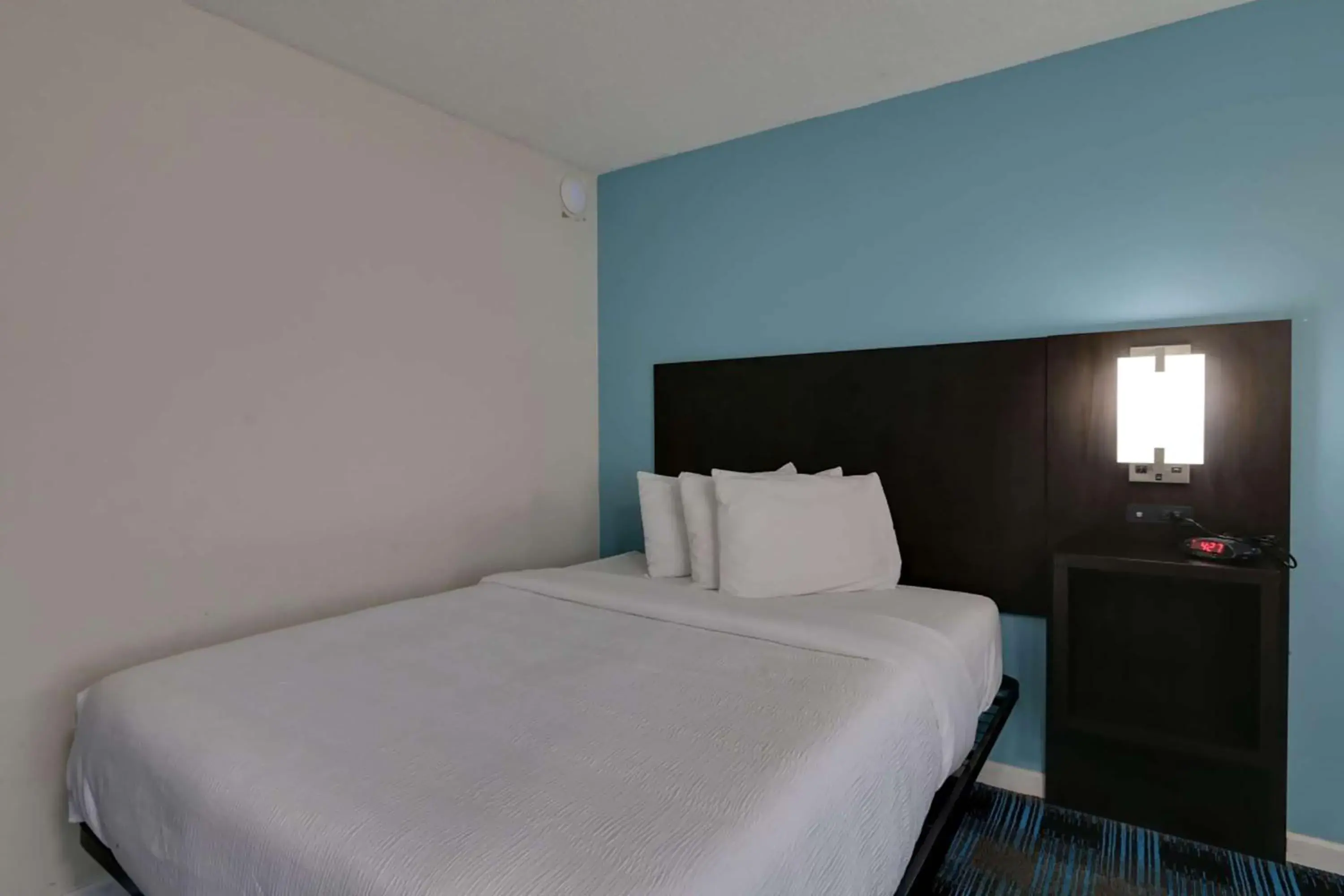 Photo of the whole room, Bed in Travelodge by Wyndham Calhoun South I-75