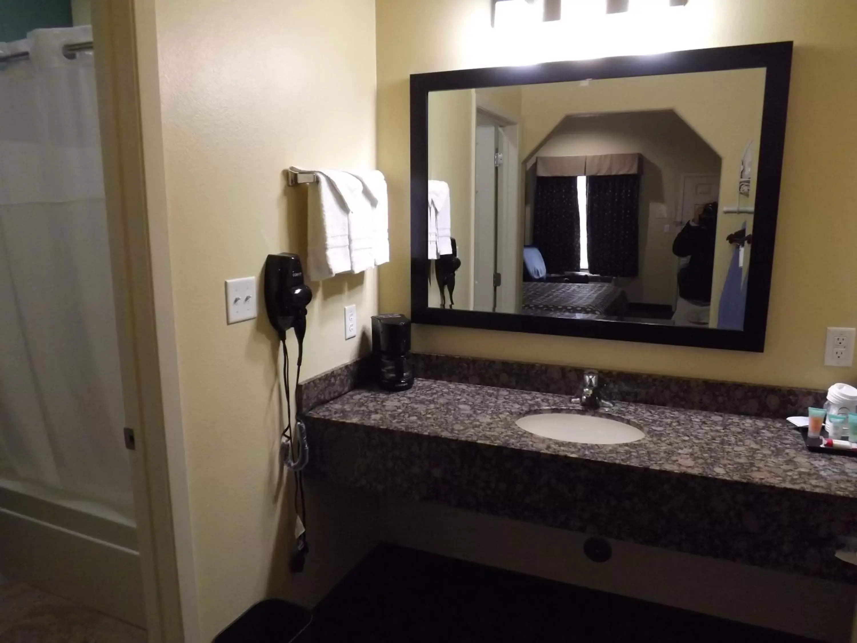 Bathroom in Sunriser Inn