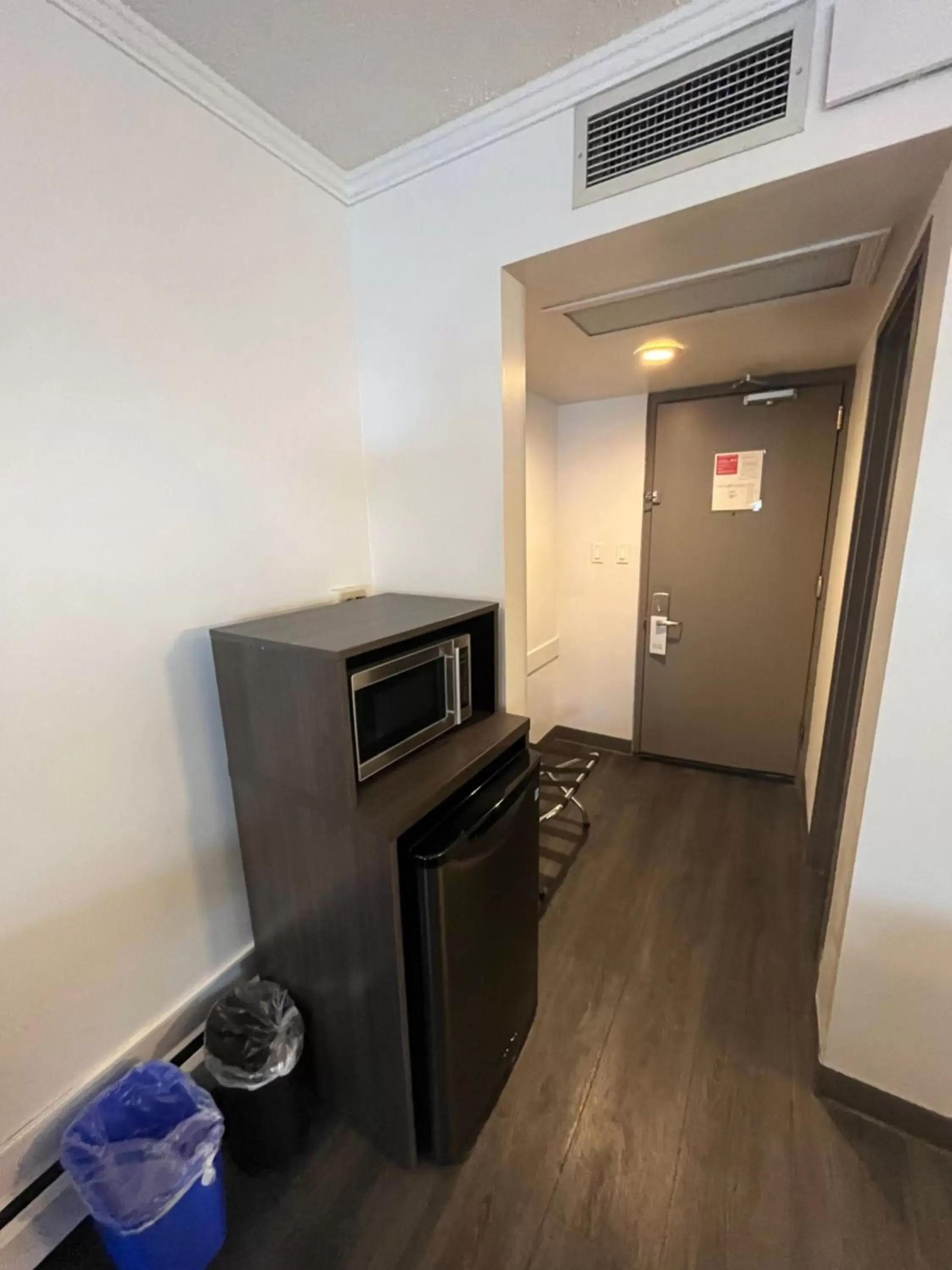 minibar, TV/Entertainment Center in Super 8 by Wyndham Macleod Trail Calgary