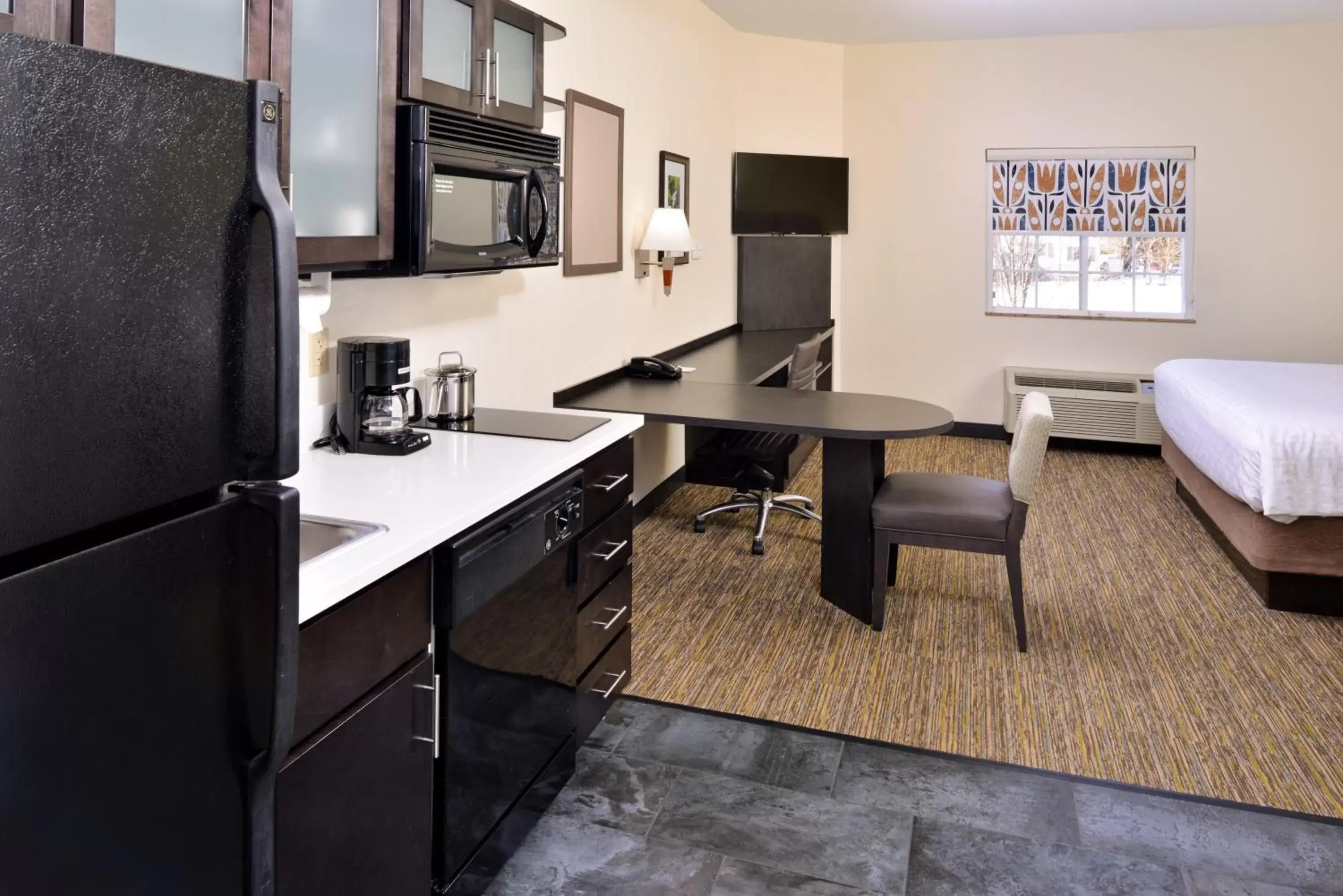 Photo of the whole room, Kitchen/Kitchenette in Candlewood Suites Winchester, an IHG Hotel