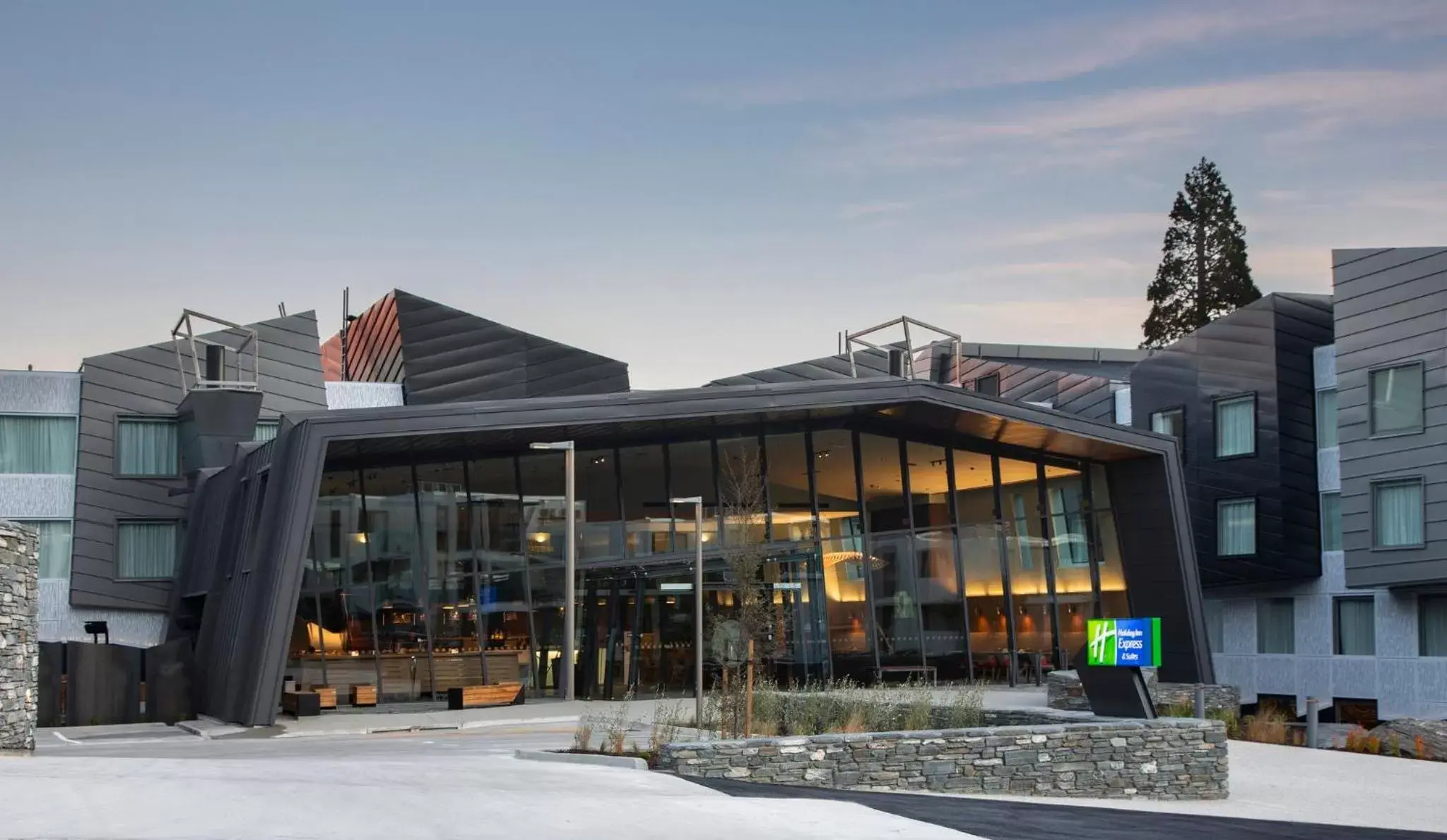 Property Building in Holiday Inn Express & Suites Queenstown, an IHG Hotel