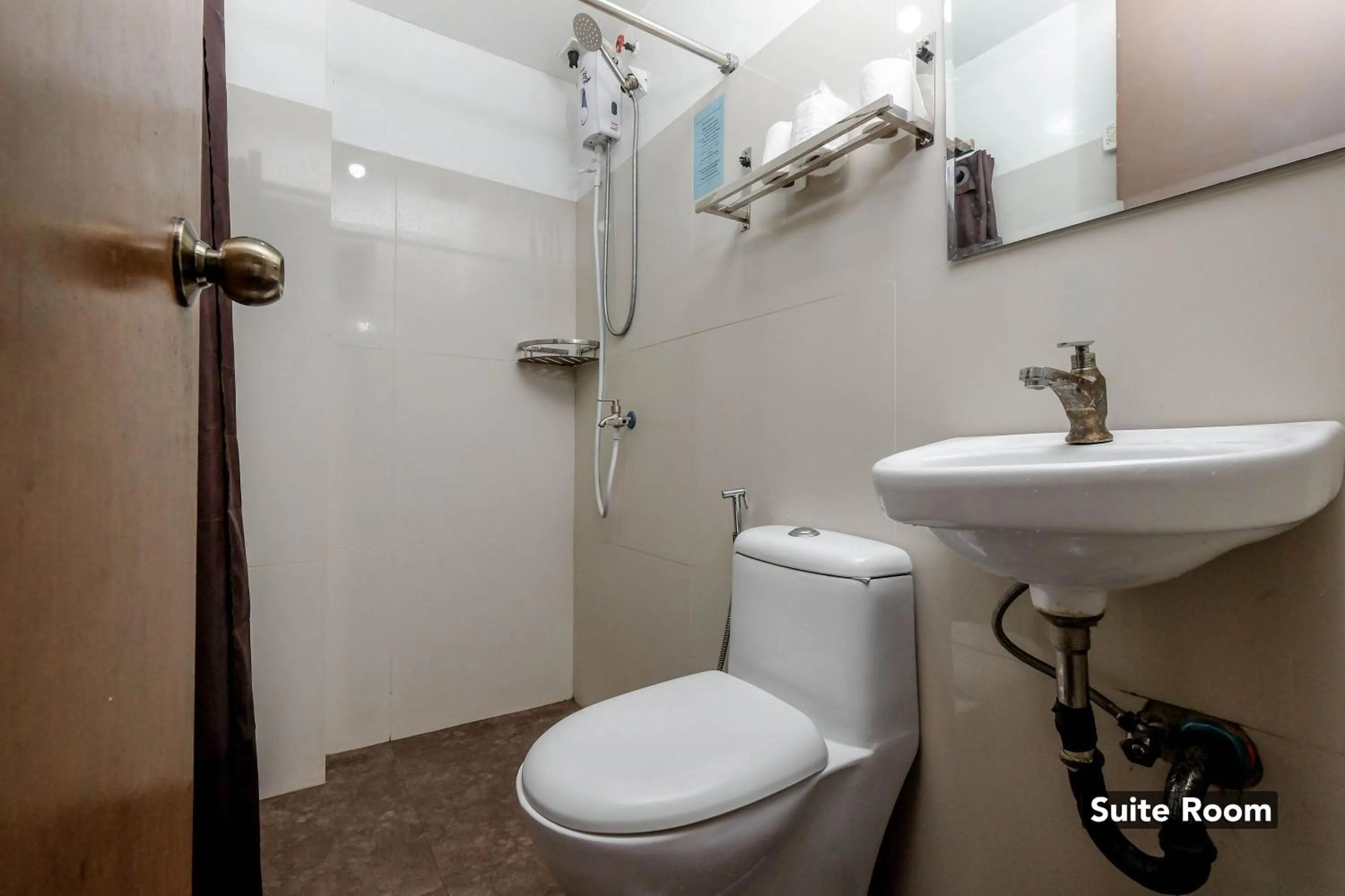 Shower in Stay Malate (Wanderers Guest House)