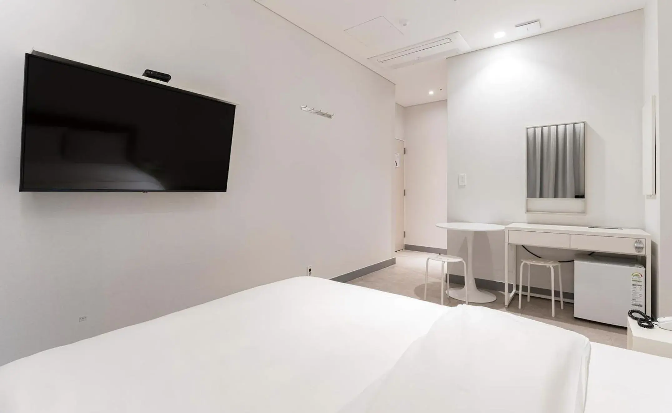 TV/Entertainment Center in H Avenue Hotel Idae Sinchon