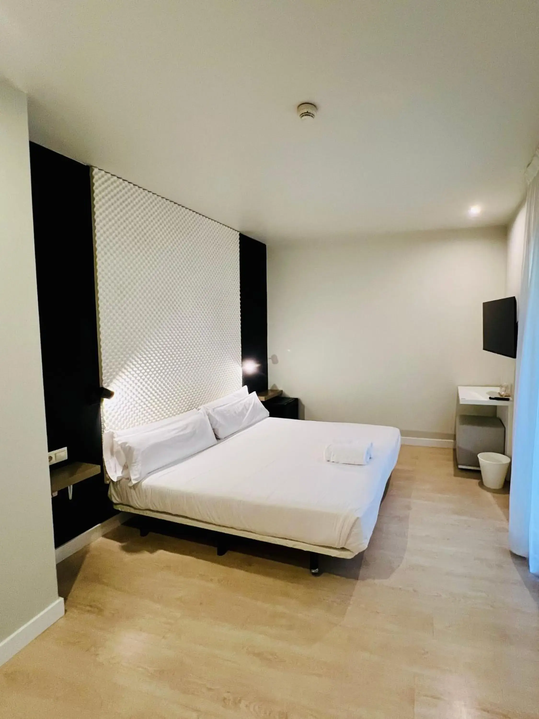 Photo of the whole room, Bed in Urban Sea Hotel Atocha 113
