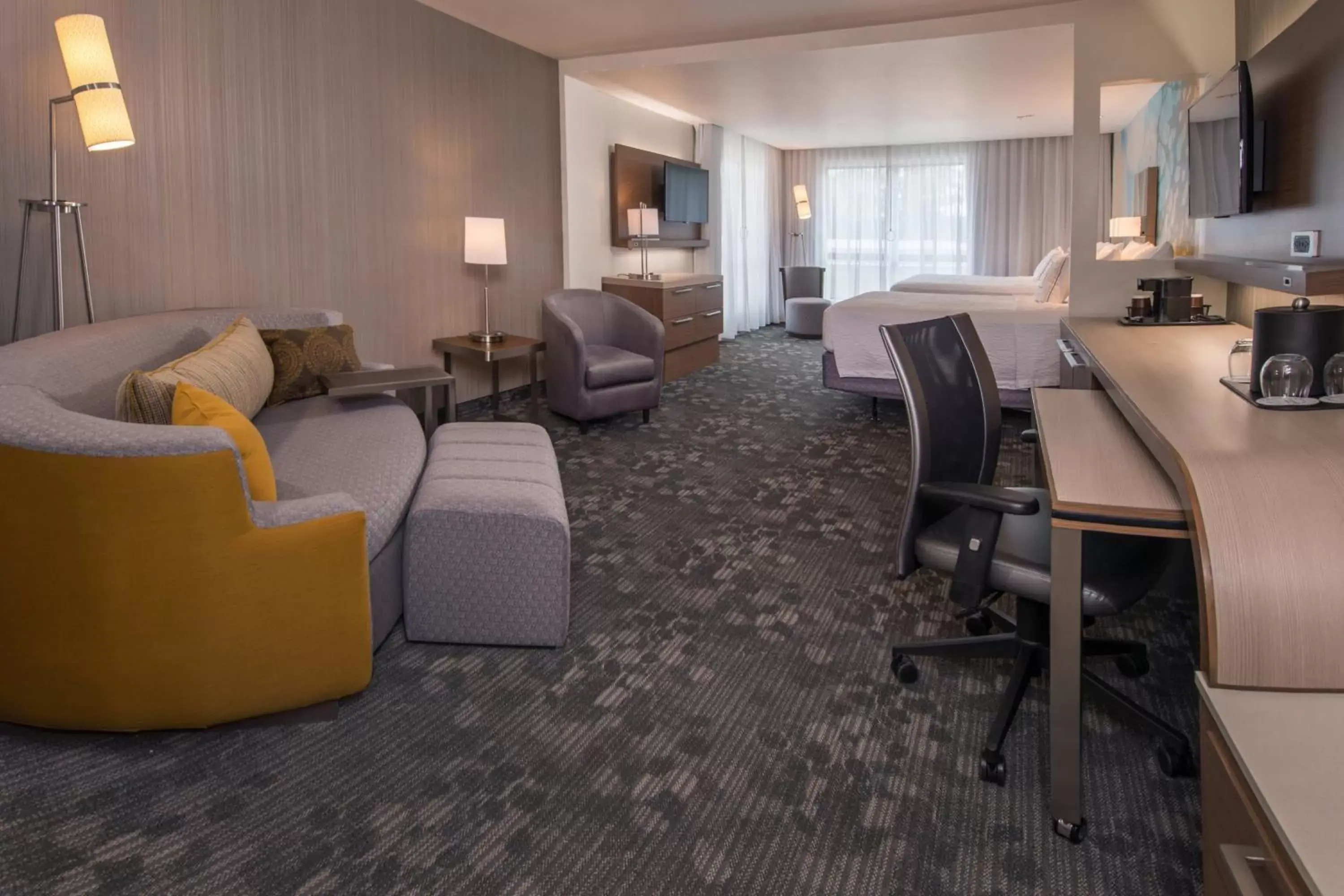 Living room, Seating Area in Courtyard by Marriott Hershey Chocolate Avenue