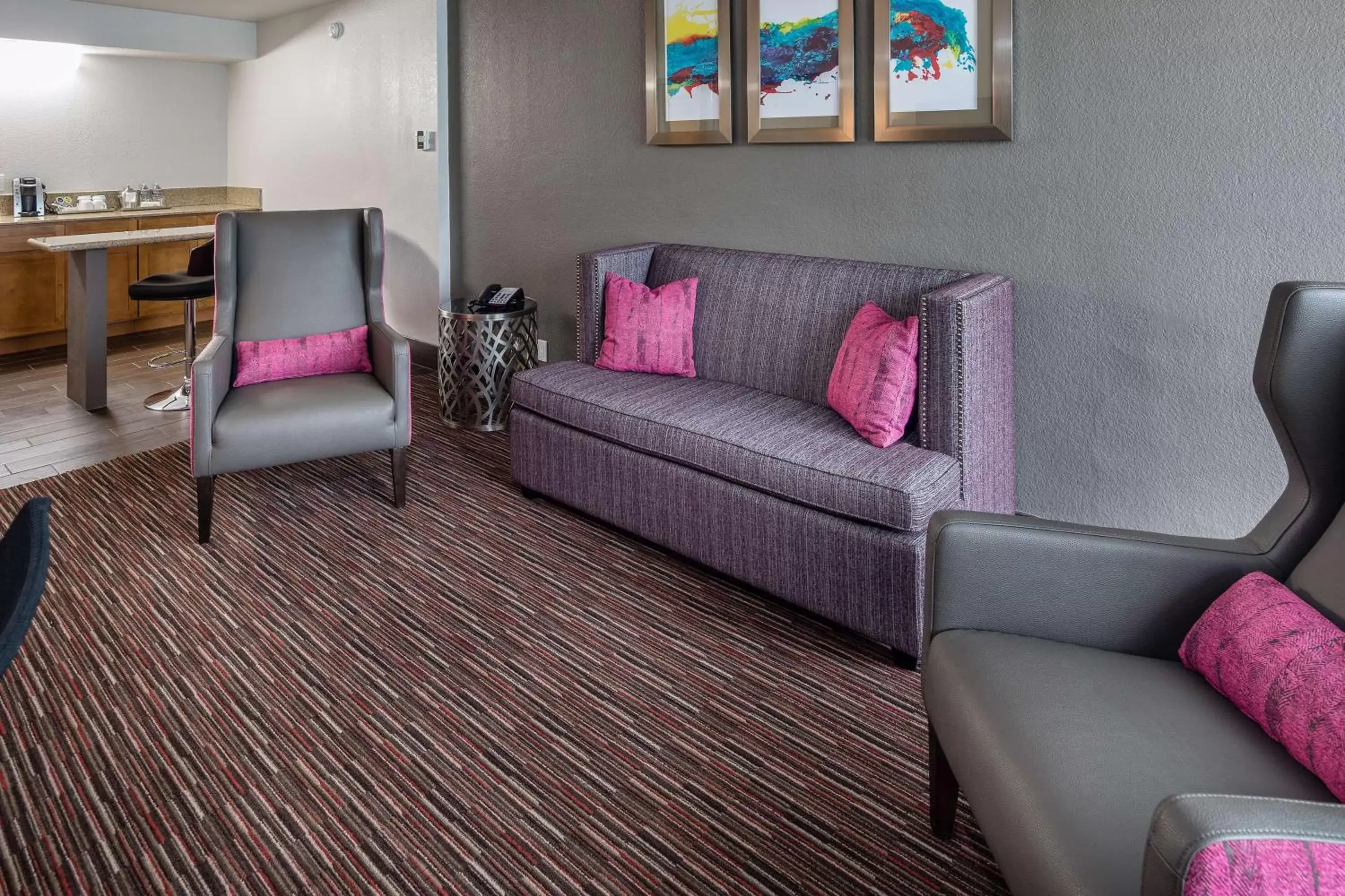 Living room, Seating Area in Radisson Hotel Oakland Airport