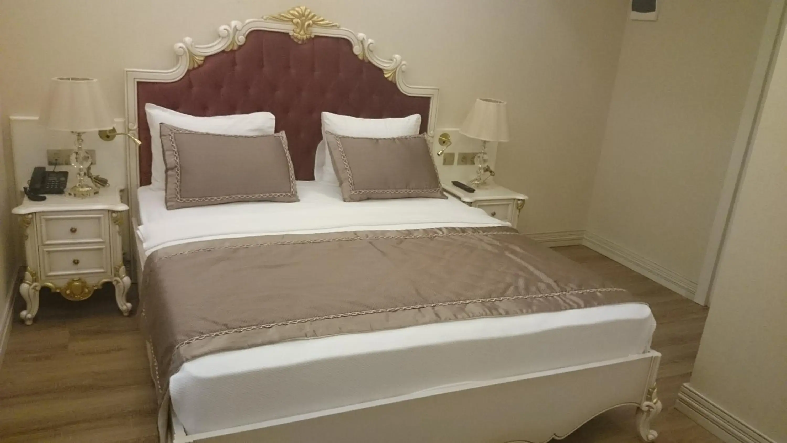 Bedroom, Bed in Glorious Hotel
