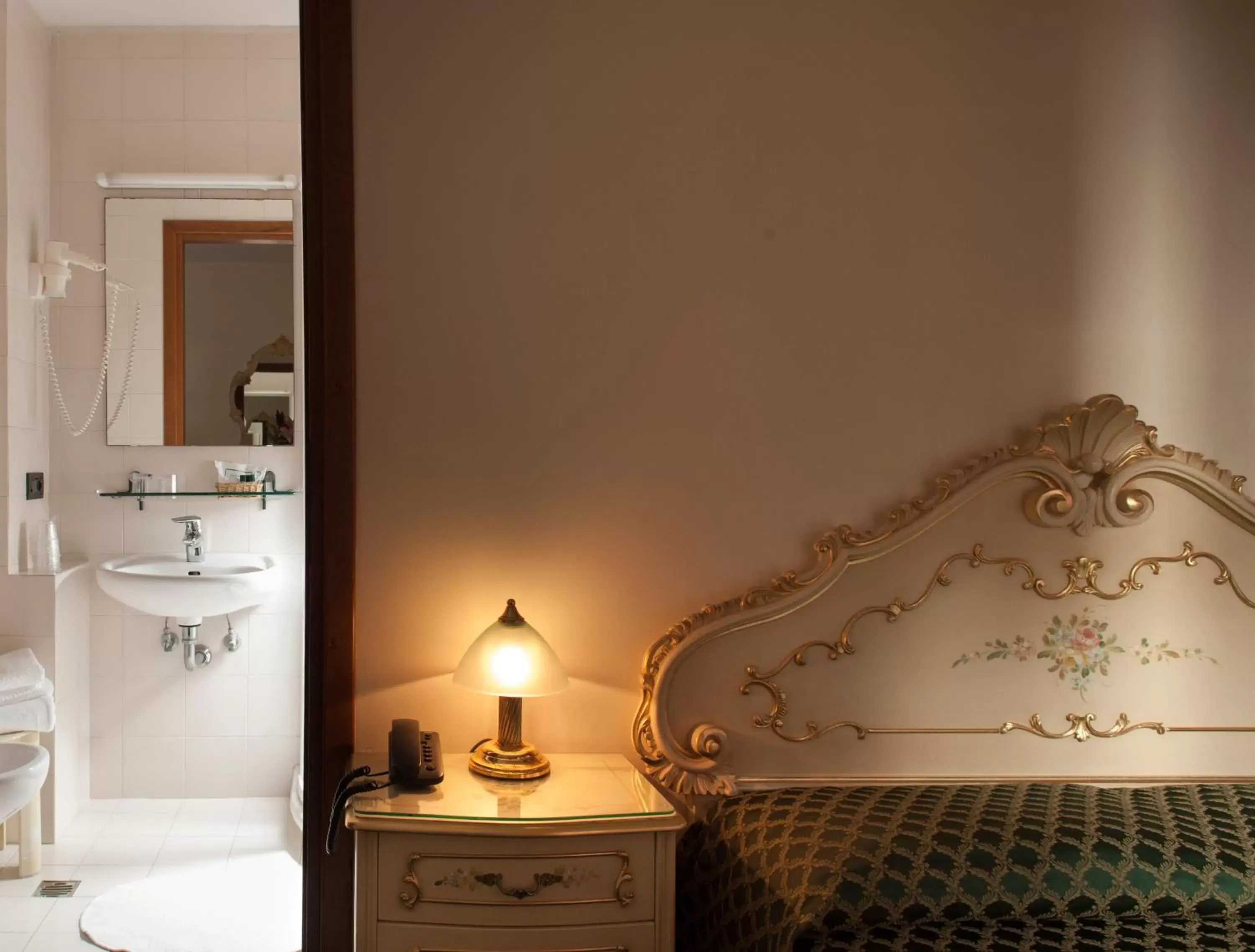 Decorative detail, Bed in Hotel Commercio & Pellegrino