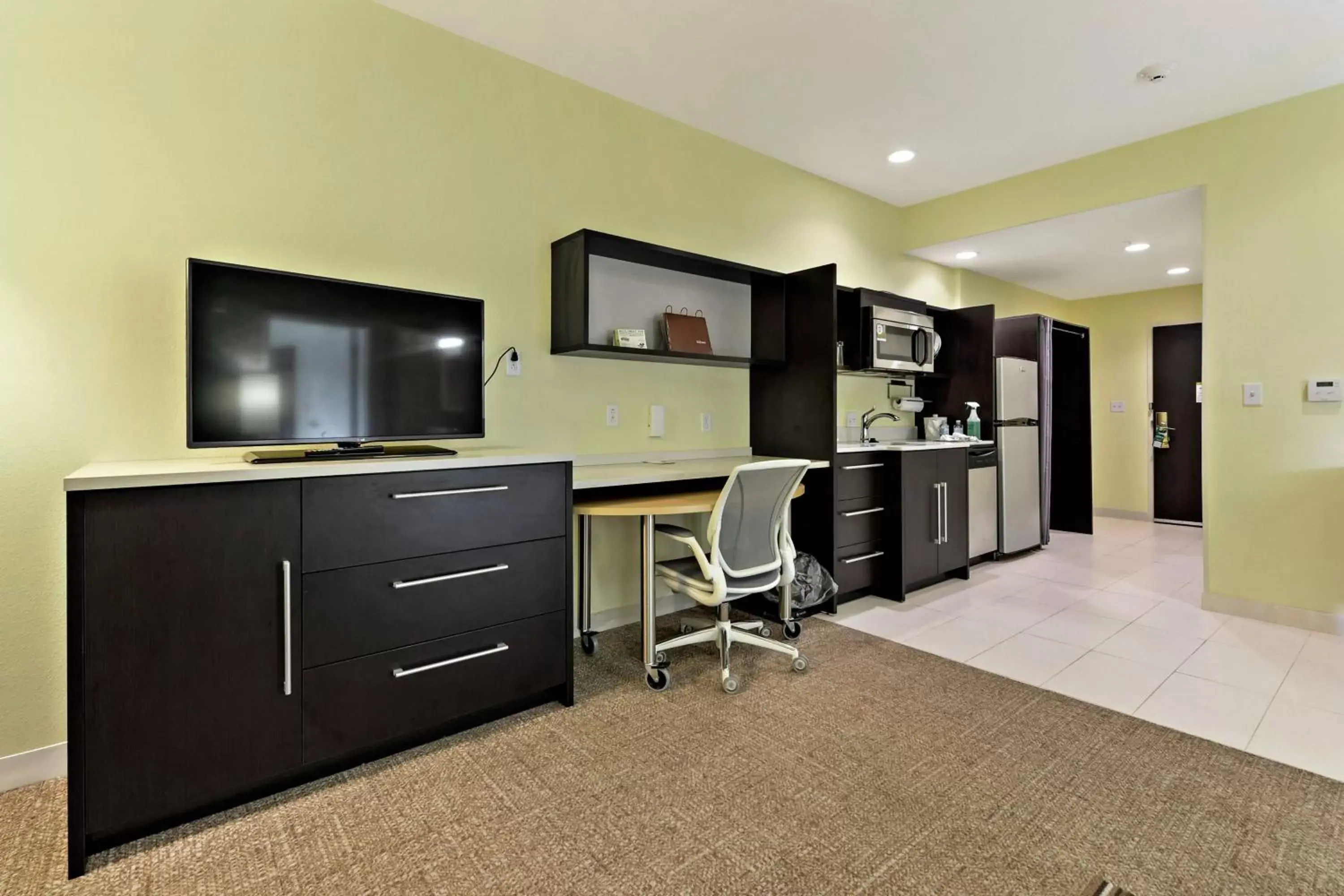 Kitchen or kitchenette, TV/Entertainment Center in Home2 Suites by Hilton Gulfport I-10