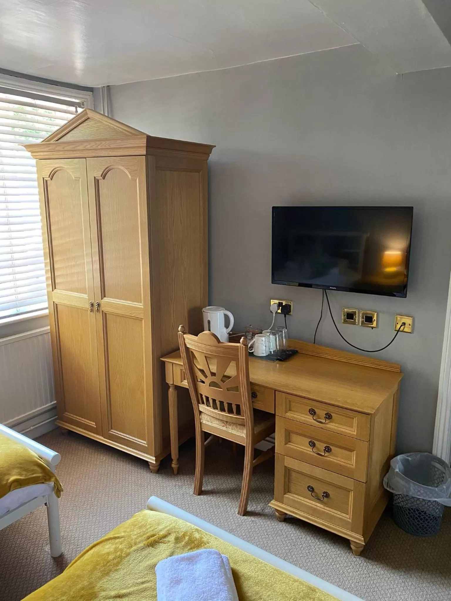 Bedroom, Bed in The Angel Inn Stourport