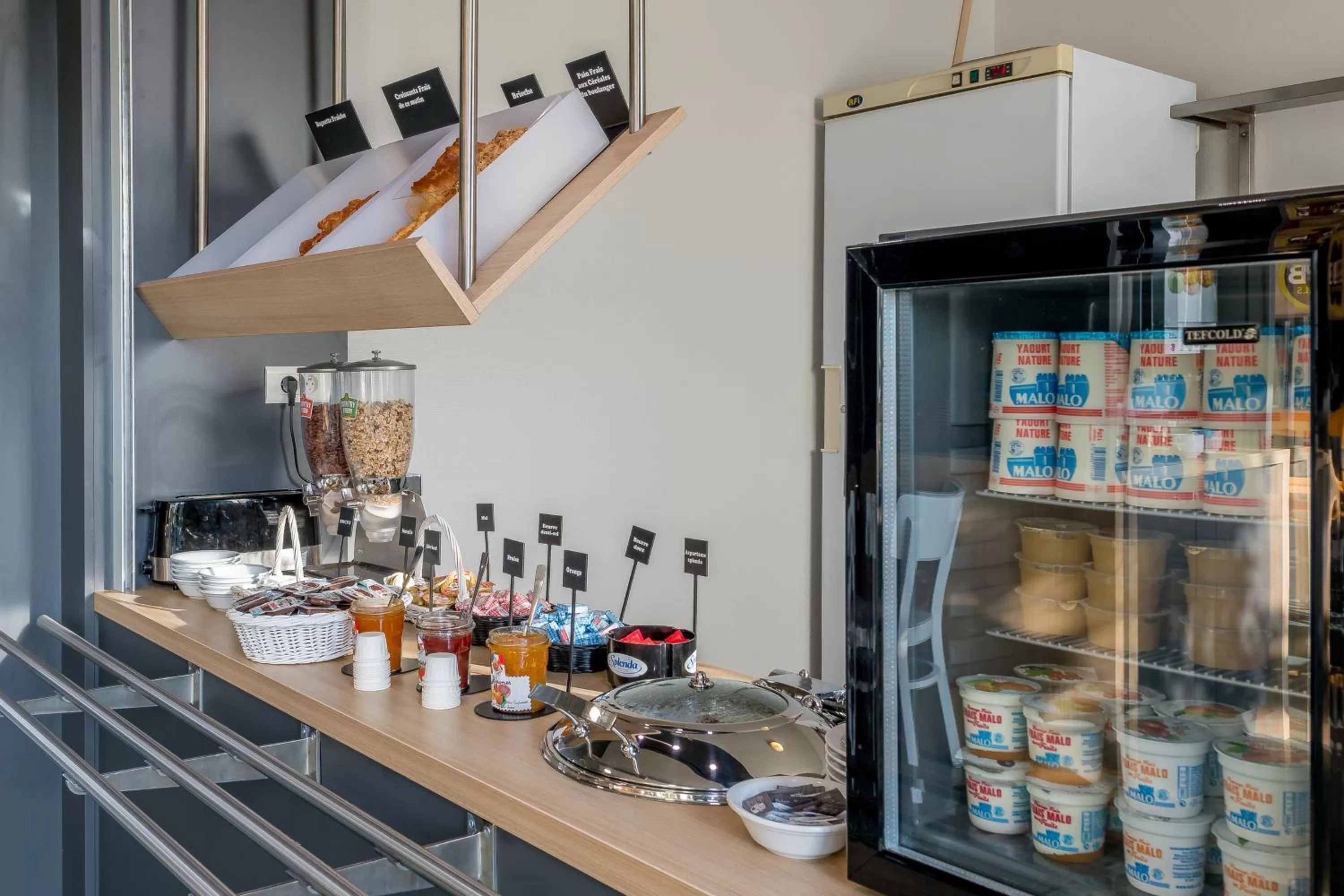 Buffet breakfast in B&B HOTEL Bordeaux Lac sur Bruges