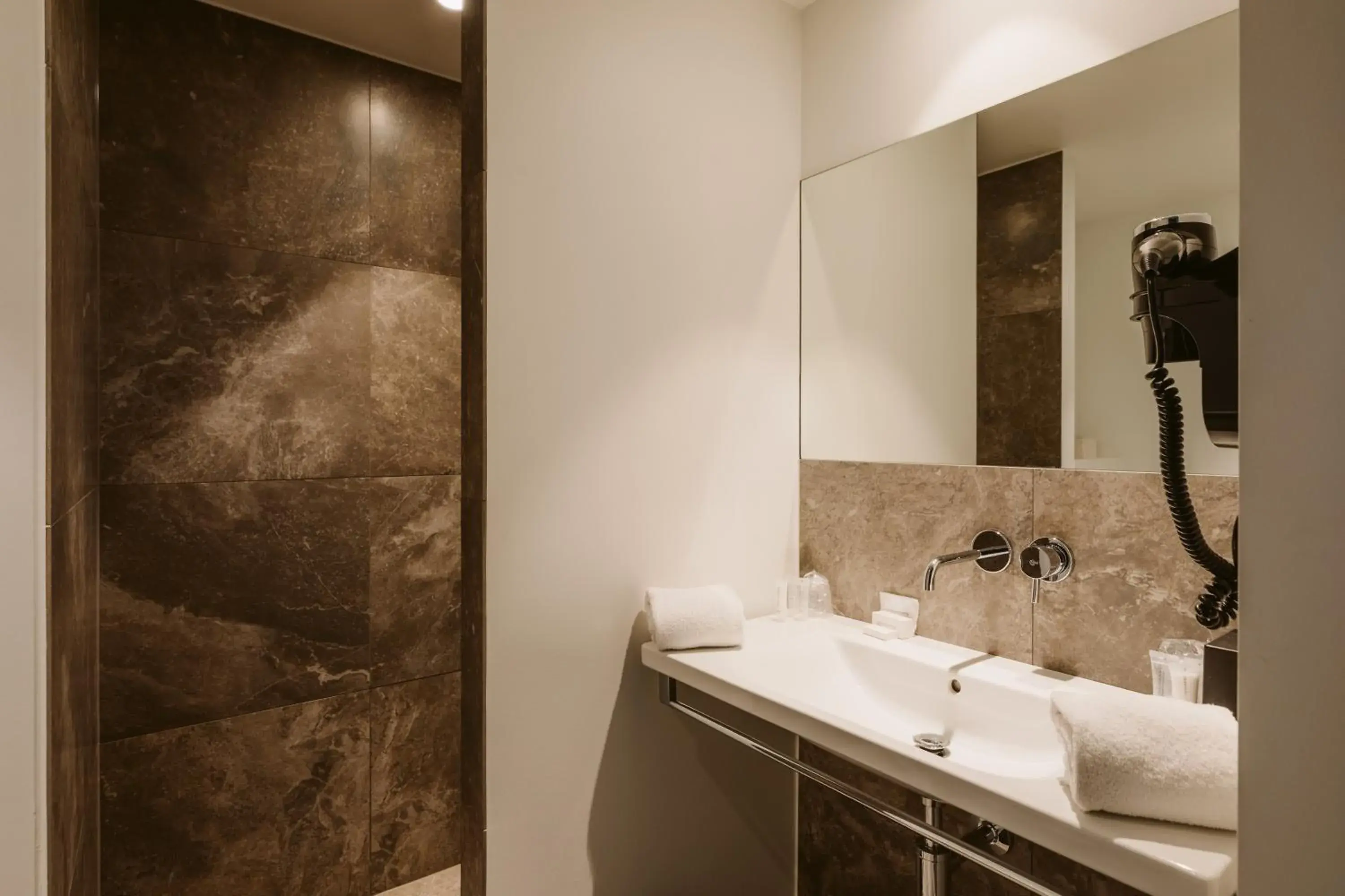 Shower, Bathroom in Serwir Hotel