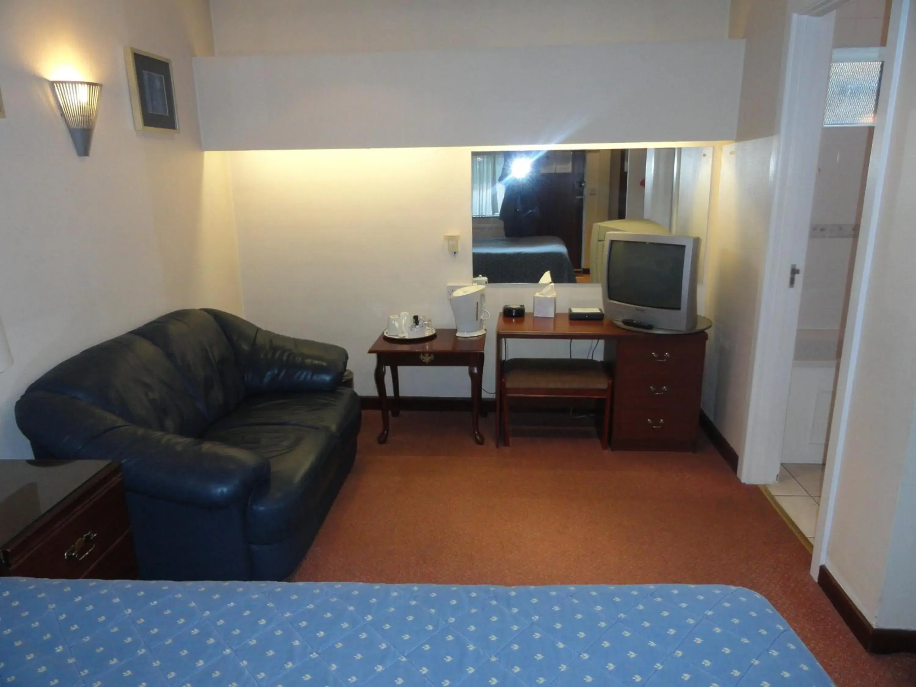 Bed, TV/Entertainment Center in Chester Court Hotel