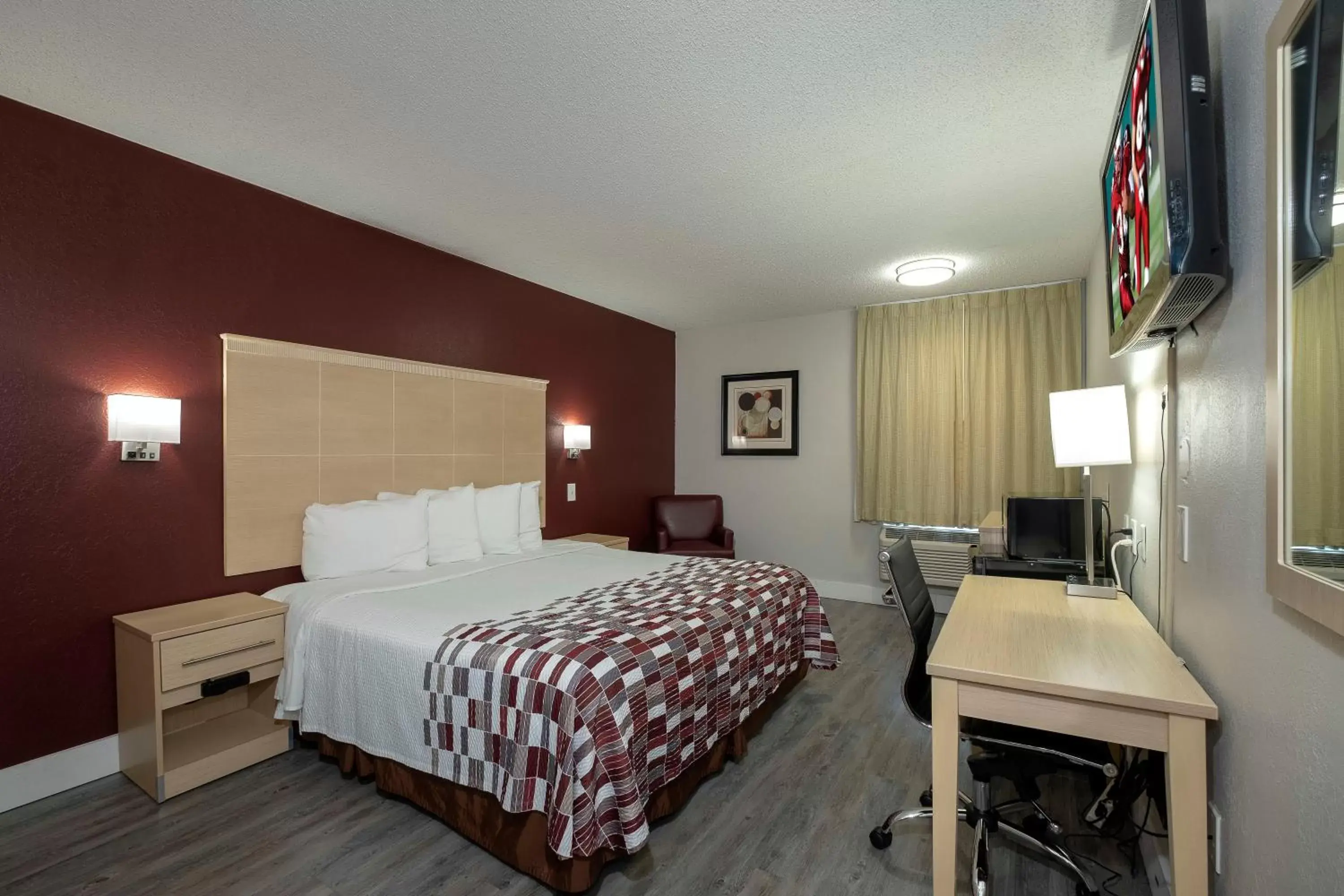 Photo of the whole room, Bed in Red Roof Inn Raleigh North-Crabtree Mall-PNC Arena
