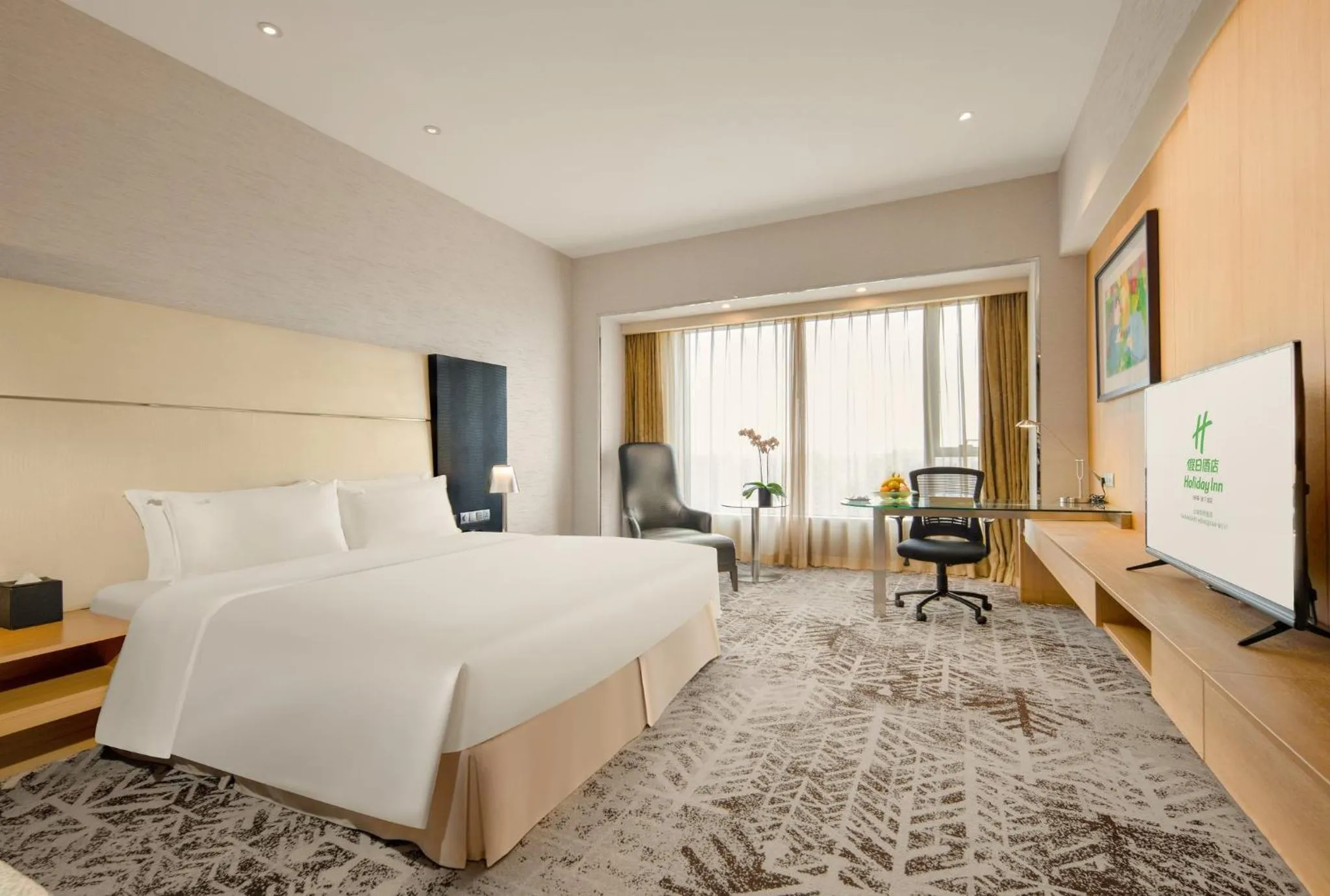 Photo of the whole room, Bed in Holiday Inn Shanghai Hongqiao West by IHG