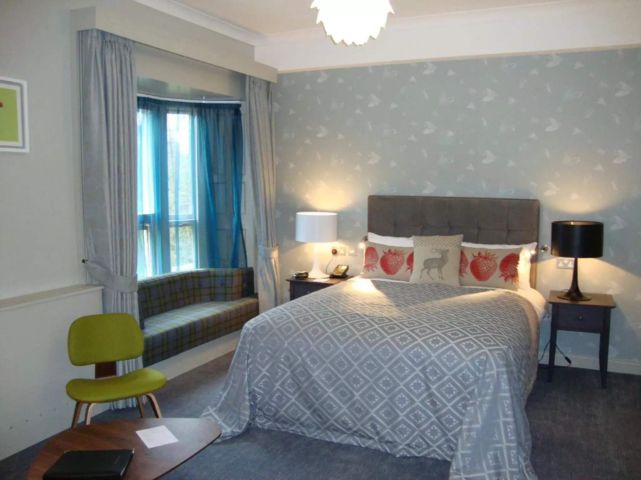 Bedroom, Bed in Coulsdon Manor Hotel and Golf Club