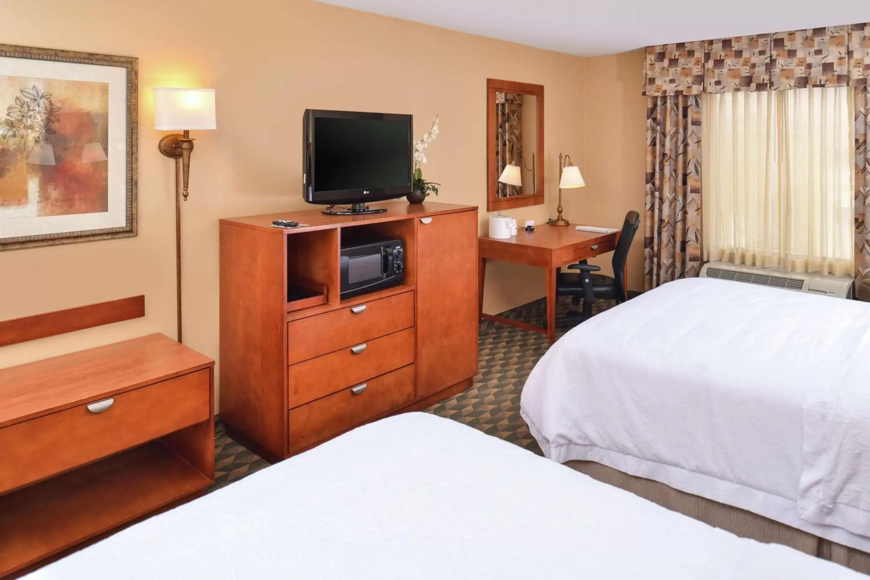 Bedroom, TV/Entertainment Center in Hampton Inn Harrison