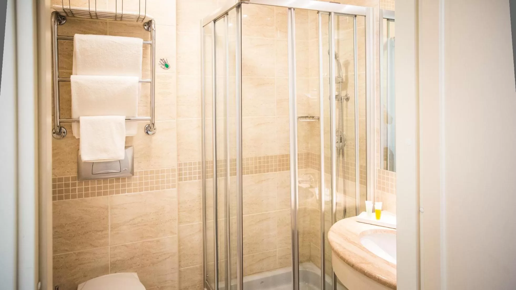 Shower in Hestia Hotel Jugend