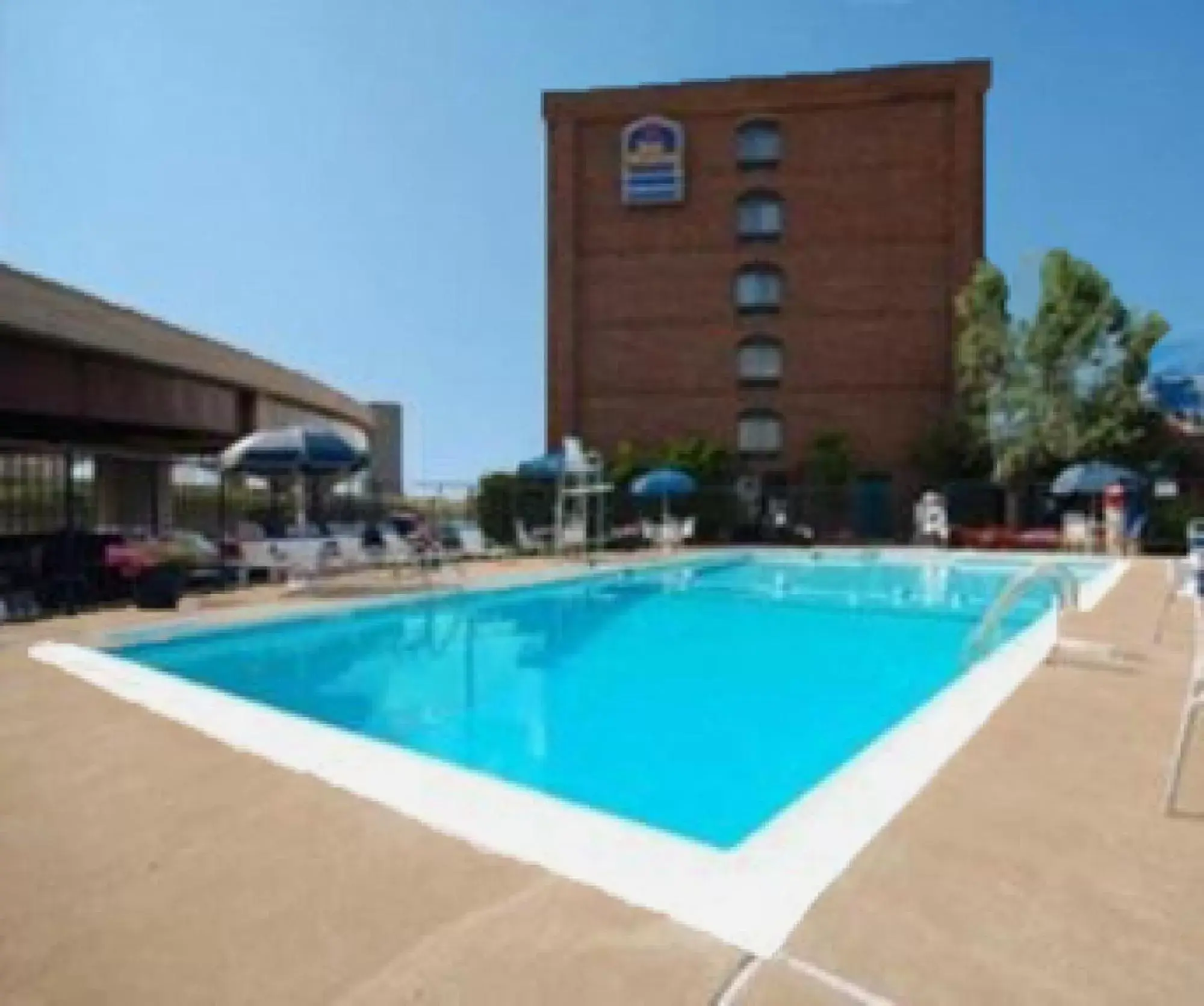 Property building, Swimming Pool in Best Western Springfield