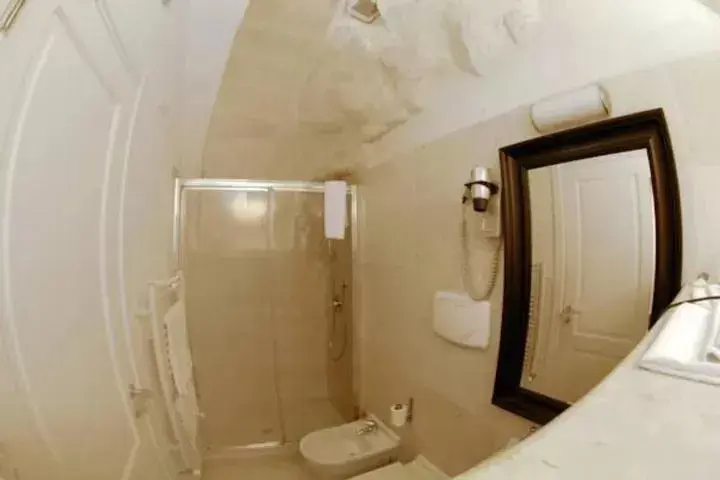 Bathroom in Le Malve Cave Retreat