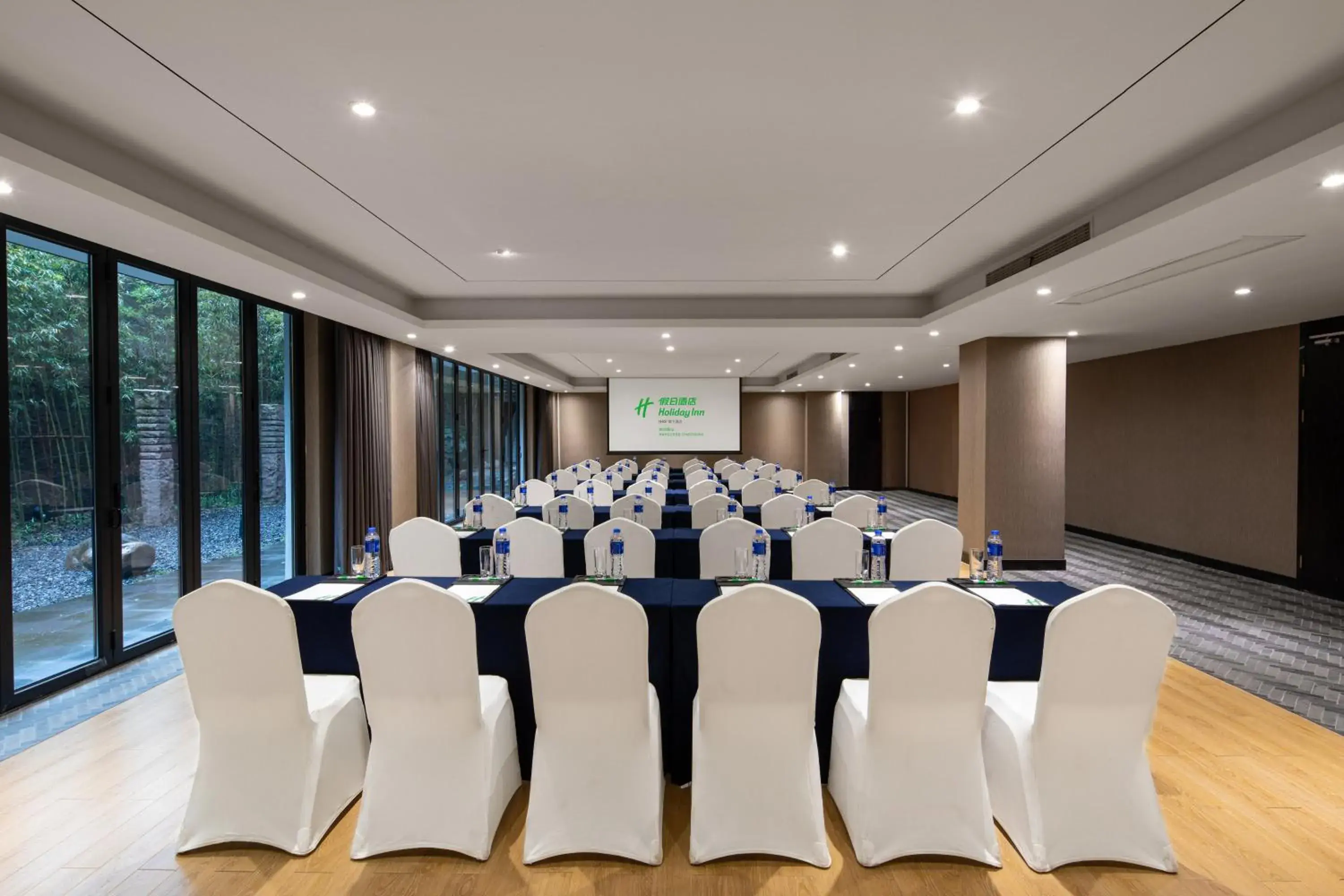 Meeting/conference room in Holiday Inn Hangzhou Chaoshan, an IHG Hotel