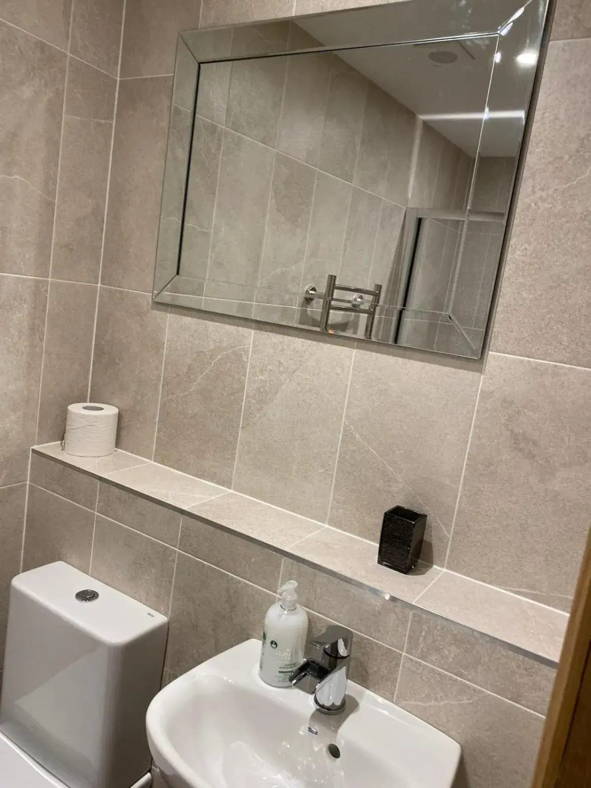 Bathroom in Waverley Inn Apartments