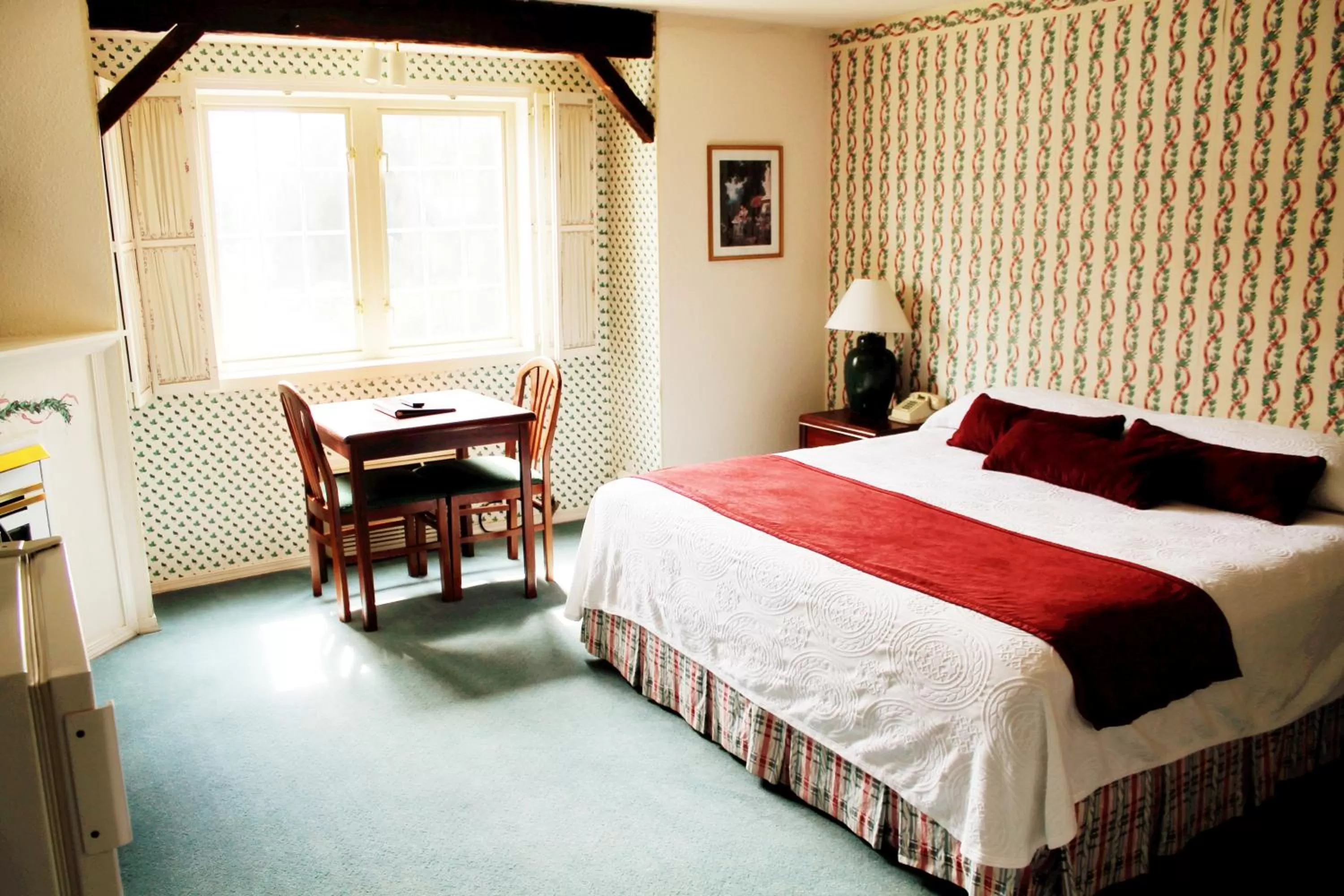 Dining area, Bed in Auld Holland Inn