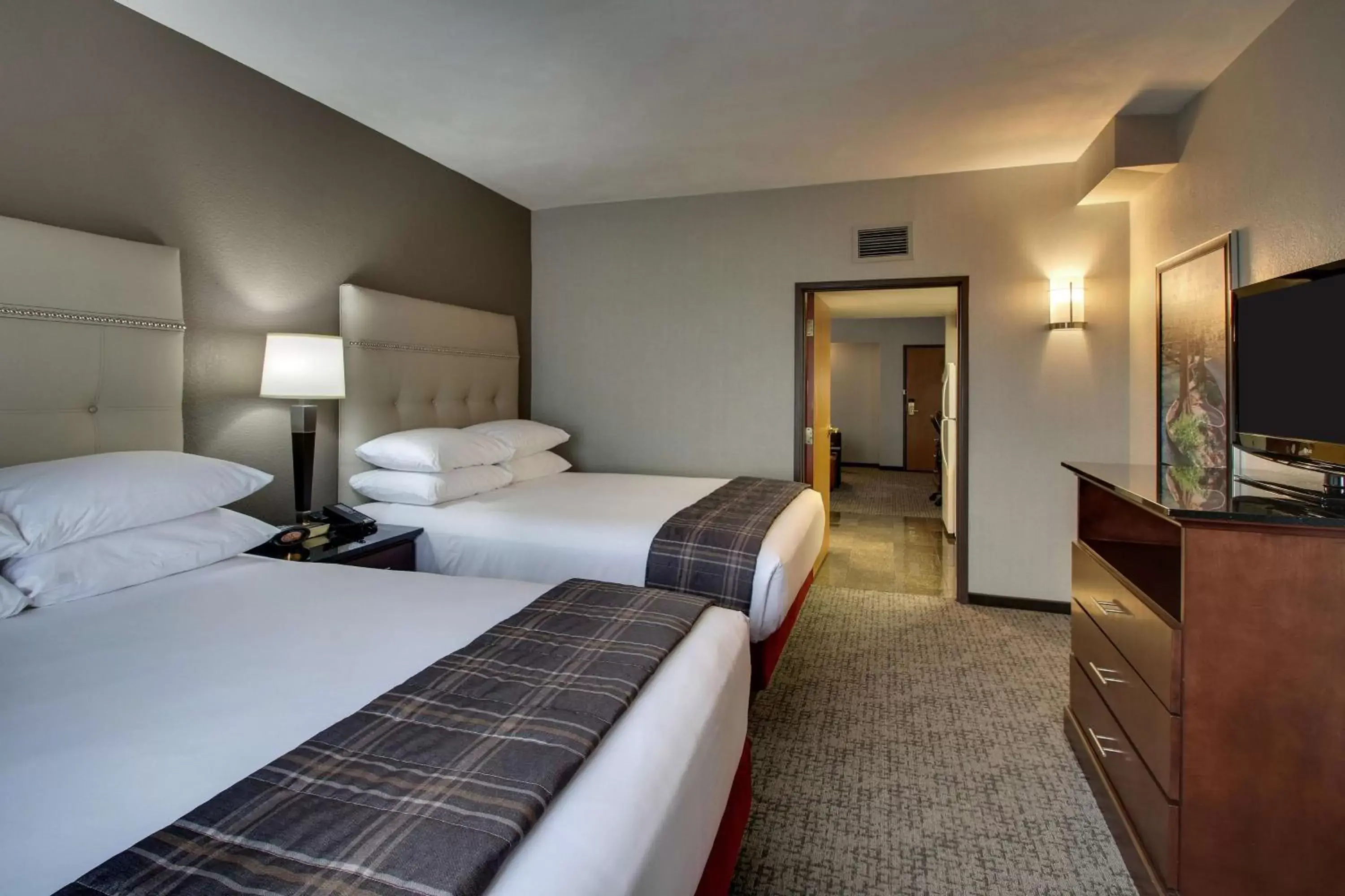 Photo of the whole room, Bed in Drury Inn & Suites San Antonio Northwest Medical Center