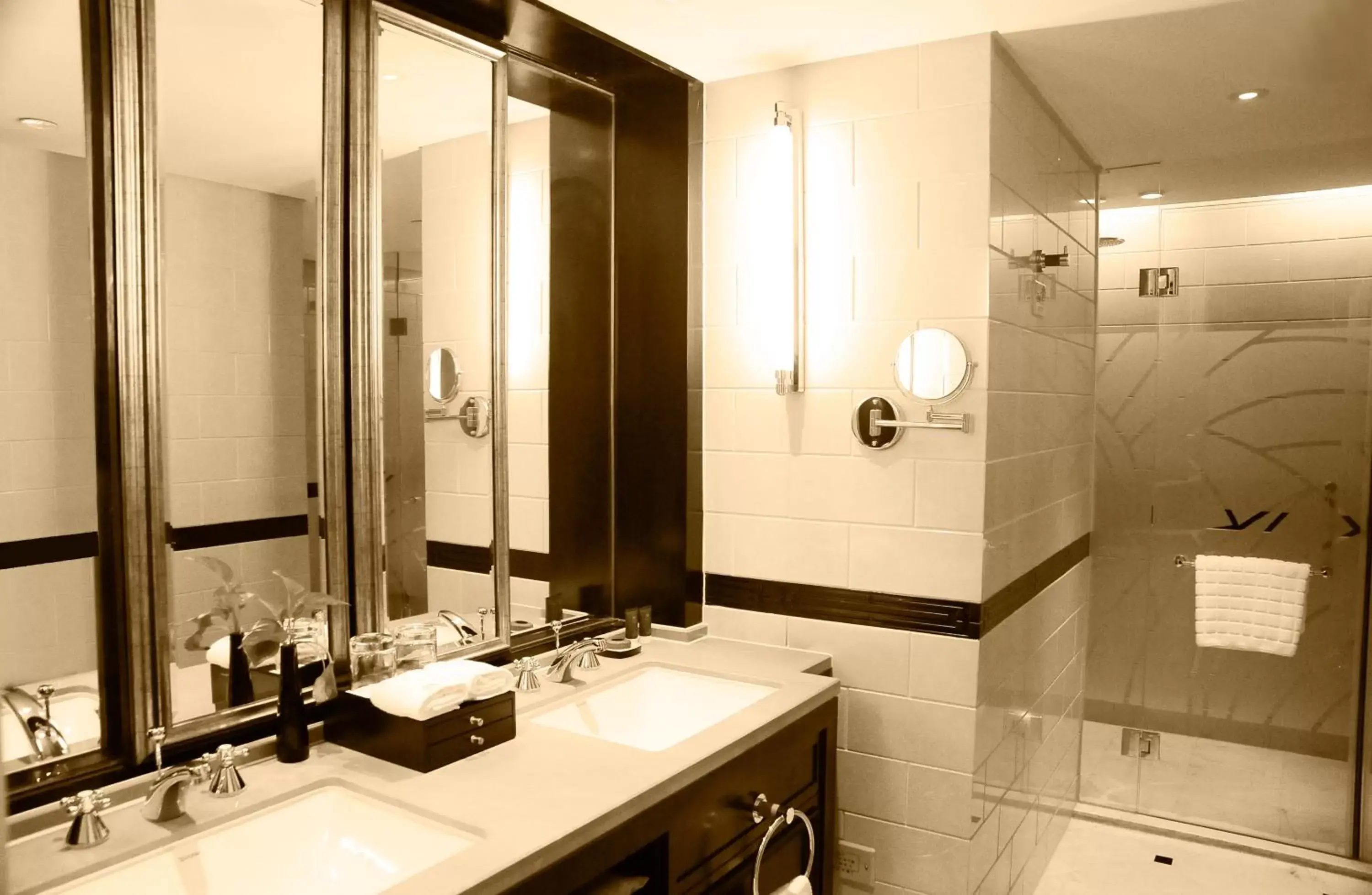 Bathroom in Paramount Gallery Hotel