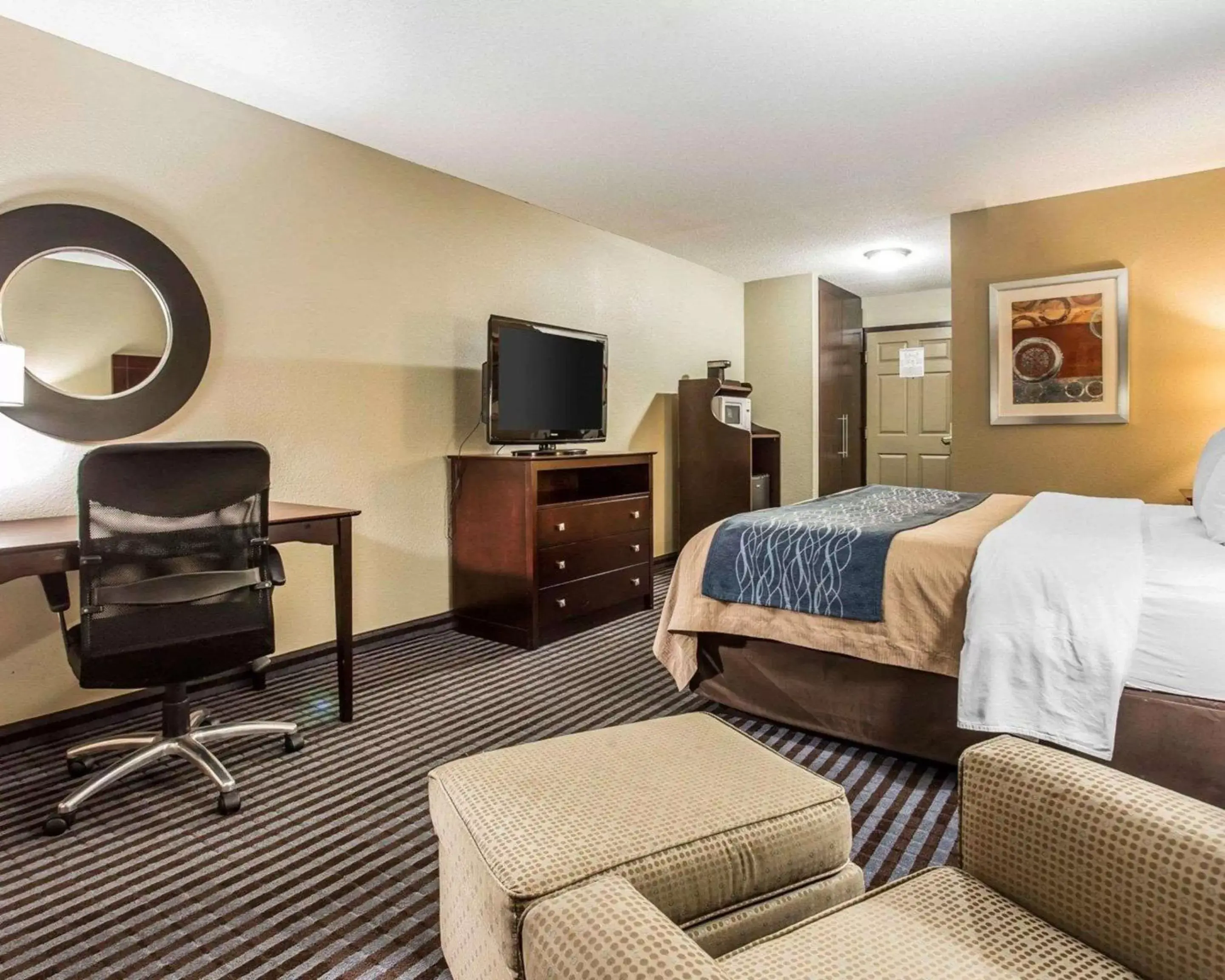 Photo of the whole room, TV/Entertainment Center in Comfort Inn & Suites Ballpark Area