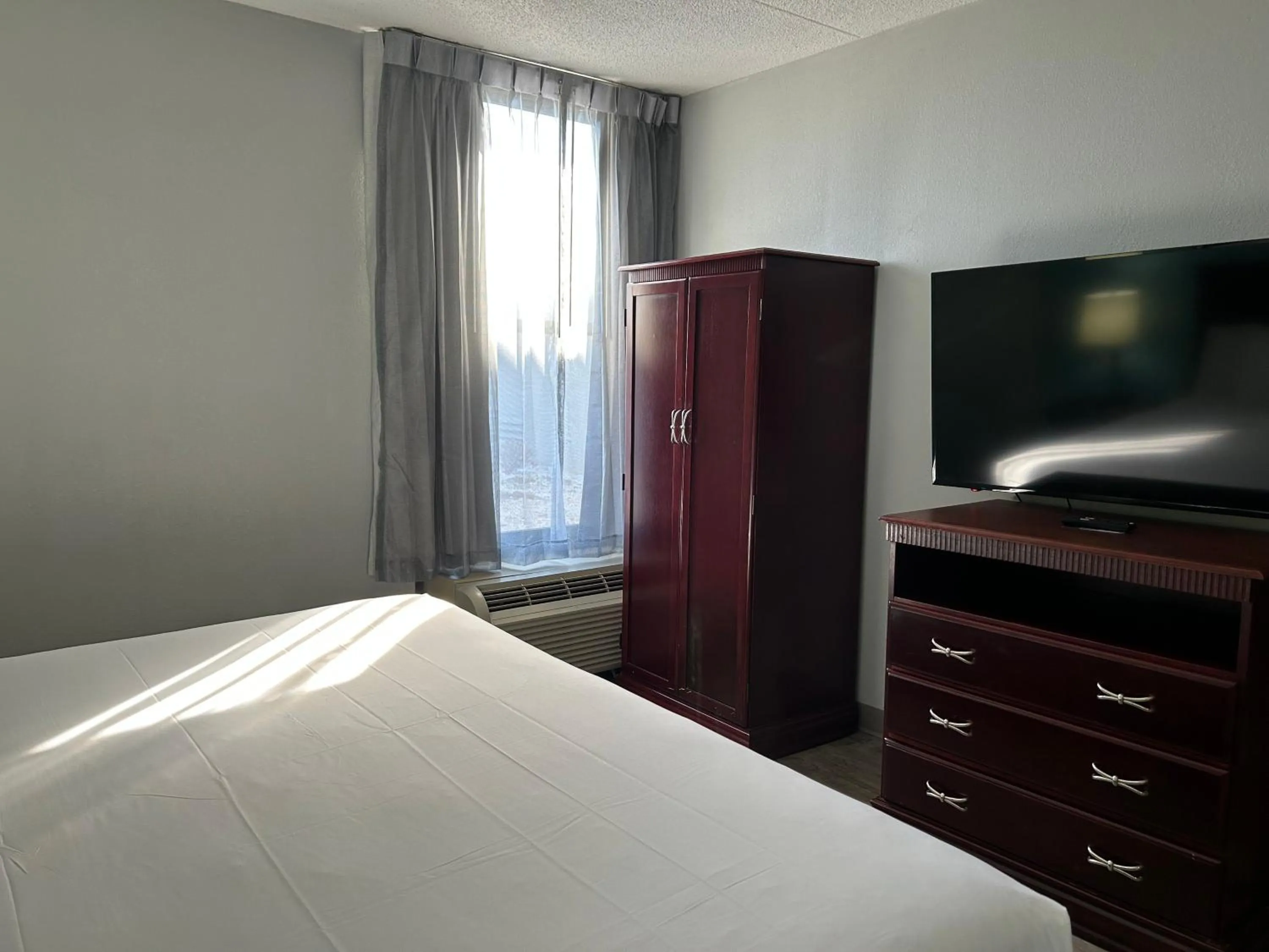 Bed in Clarion Inn & Suites Grand Rapids Airport