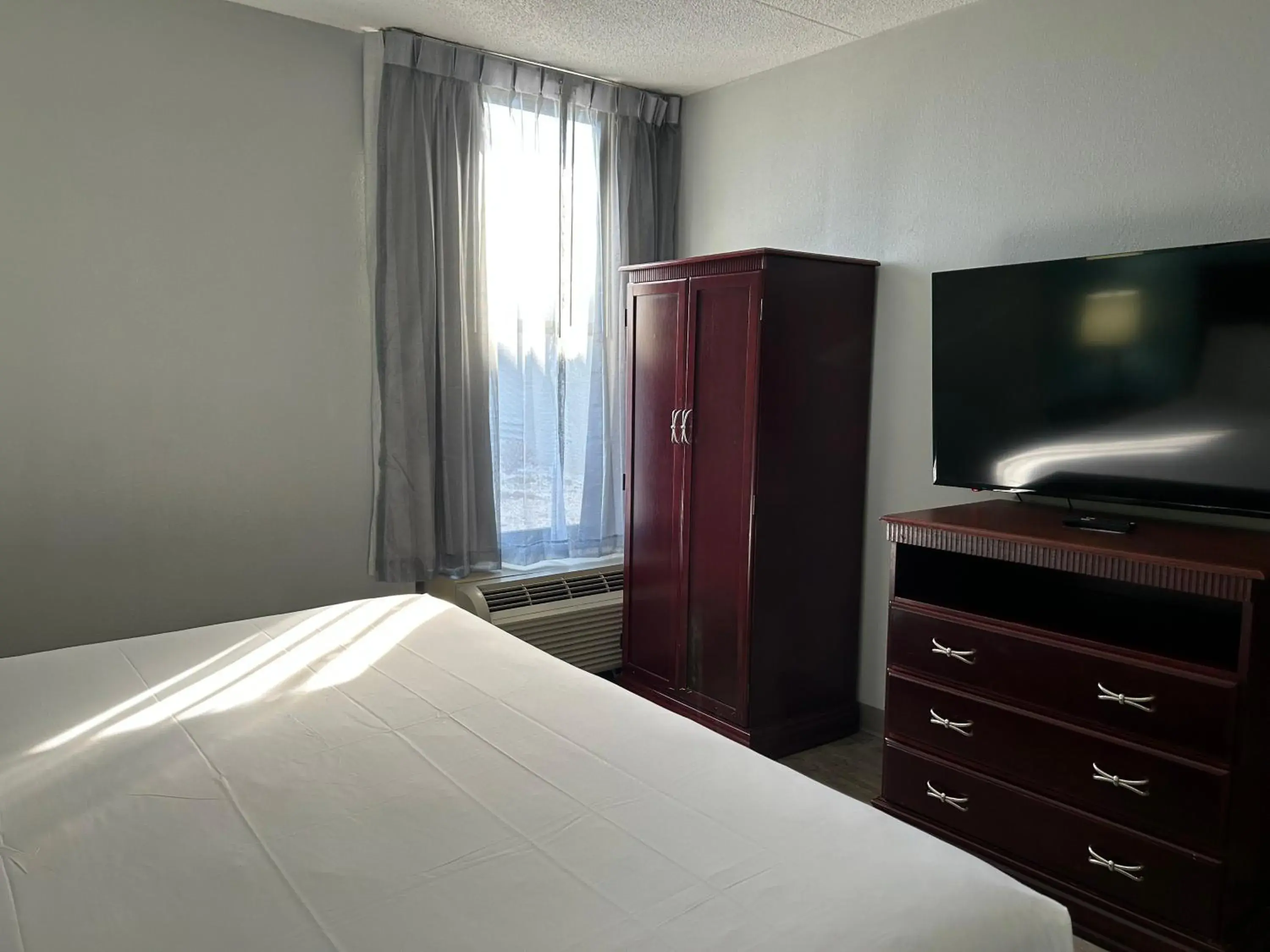Bed, TV/Entertainment Center in Clarion Inn and Suites Airport