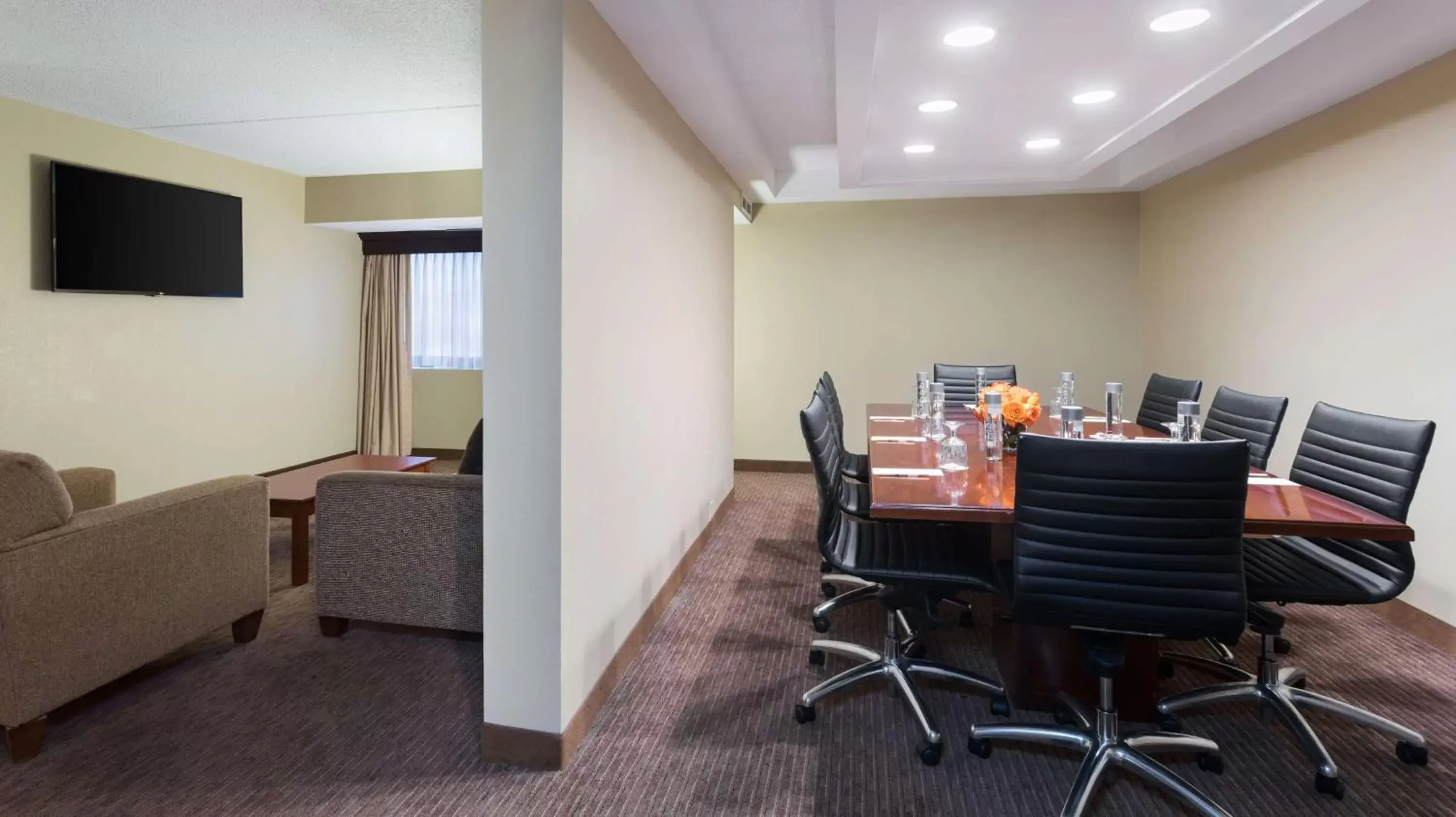 Bedroom in DoubleTree Suites by Hilton Hotel Cincinnati - Blue Ash