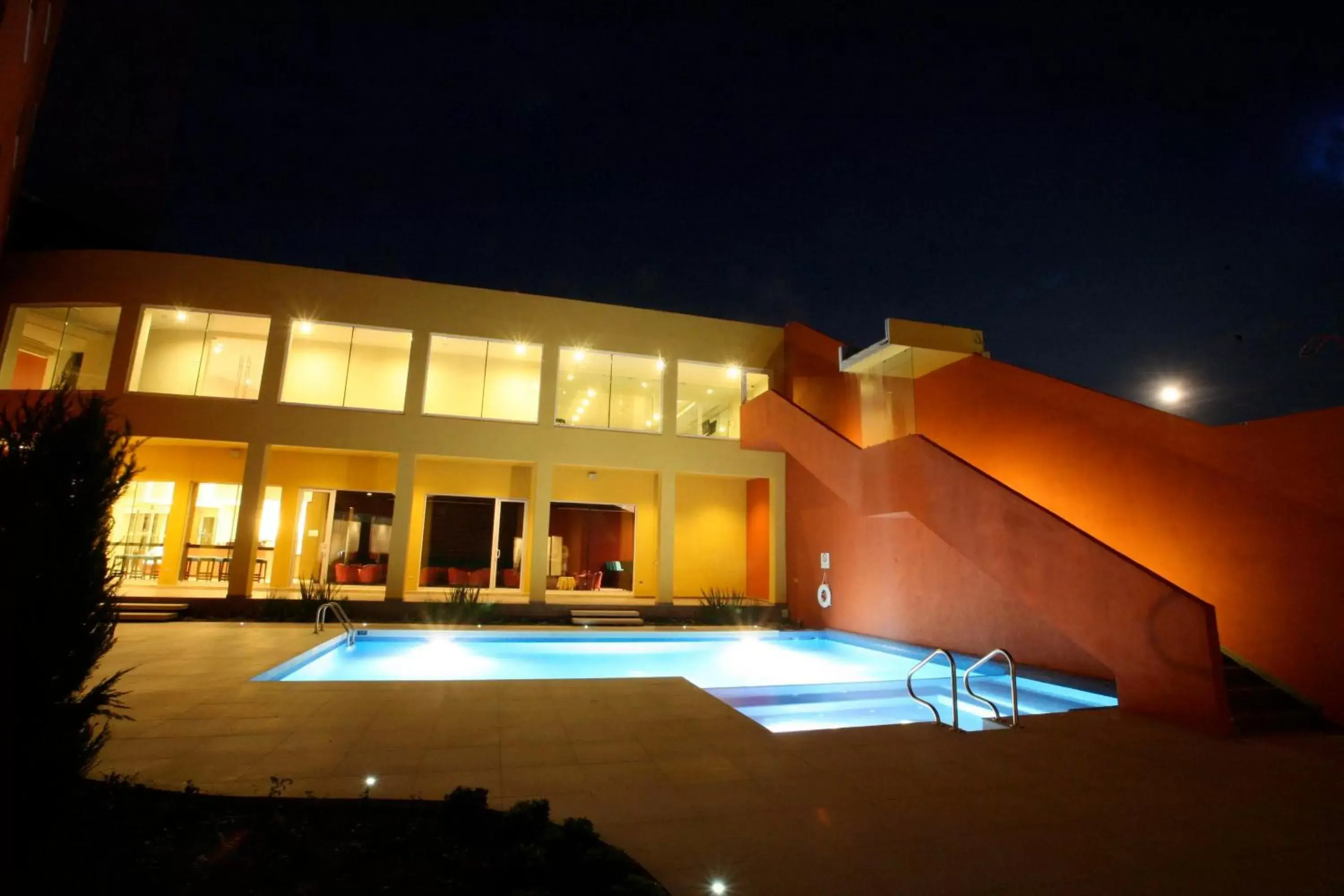 Swimming pool, Property Building in Crowne Plaza Monterrey Aeropuerto, an IHG Hotel