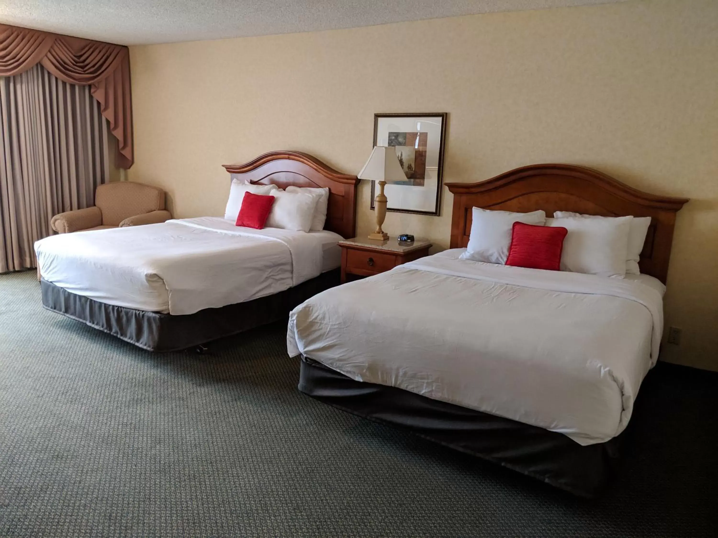 Photo of the whole room, Bed in Red Lion Hotel Kelso