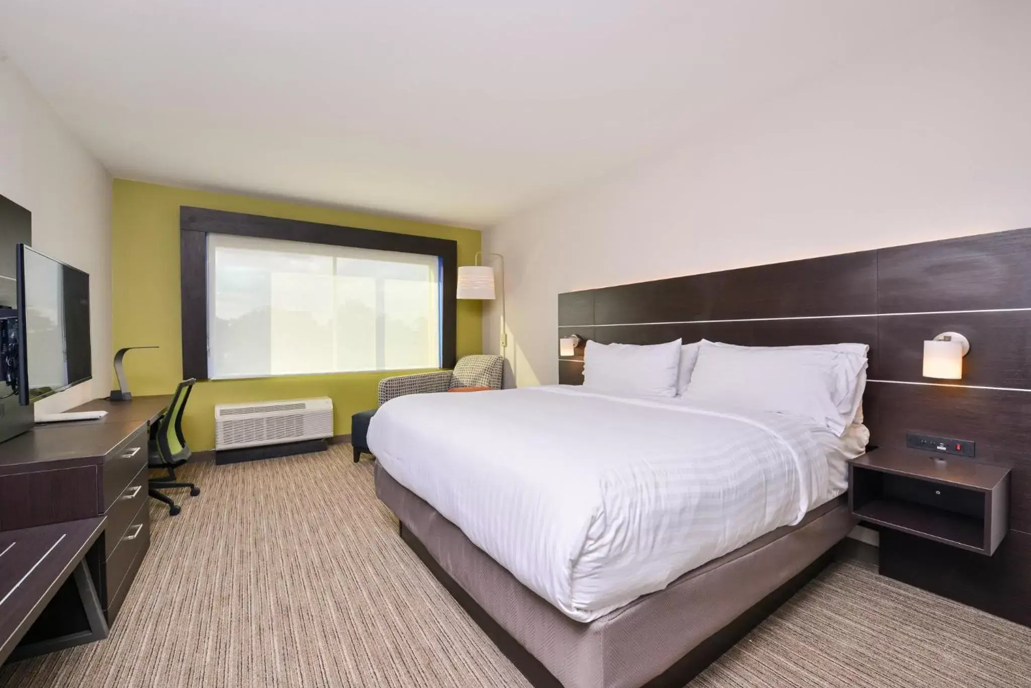 Photo of the whole room, Bed in Holiday Inn Express Donaldsonville, an IHG Hotel