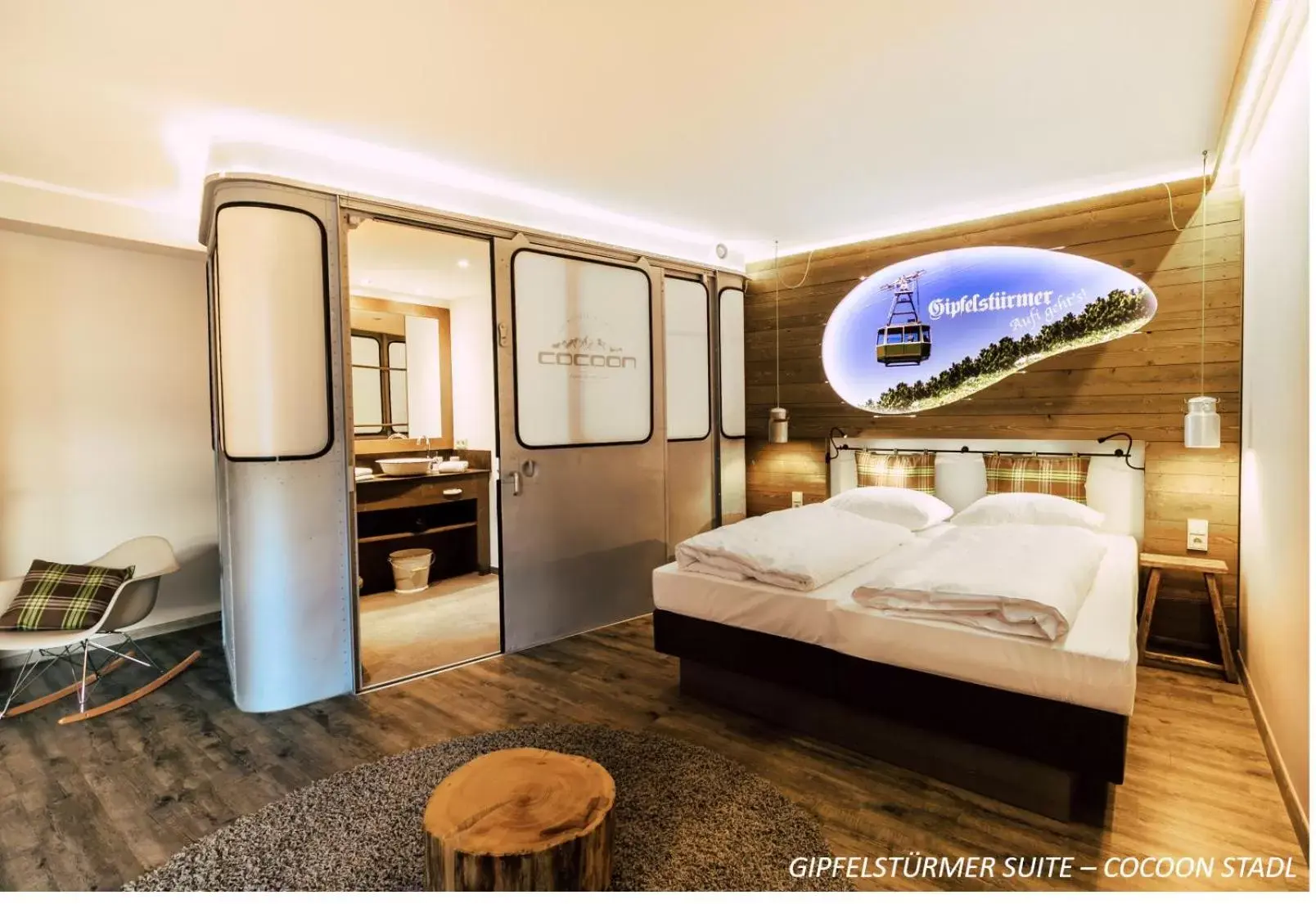 Photo of the whole room, Bed in Cocoon Hauptbahnhof