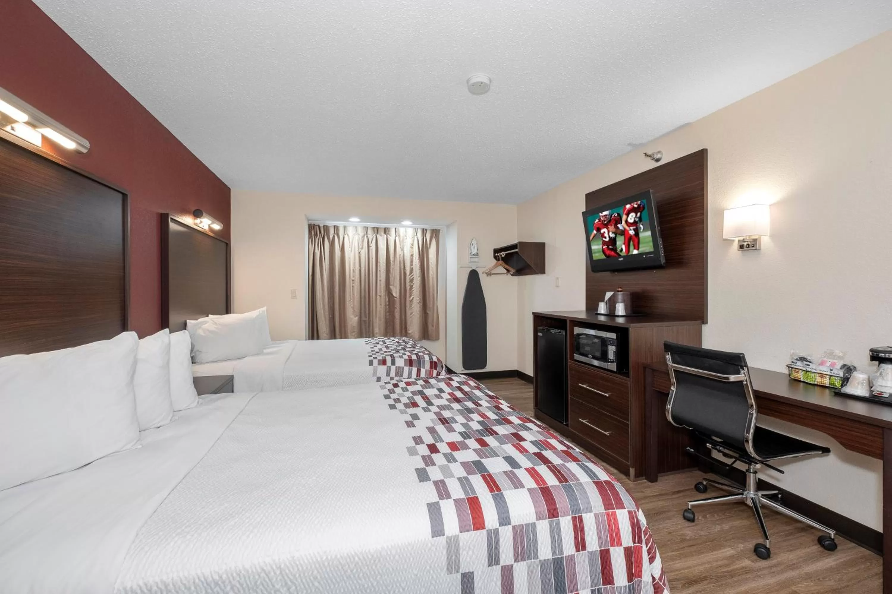 Deluxe Queen Room with One Queen Bed Disability Access Non-Smoking in Red Roof Inn Springfield, MO