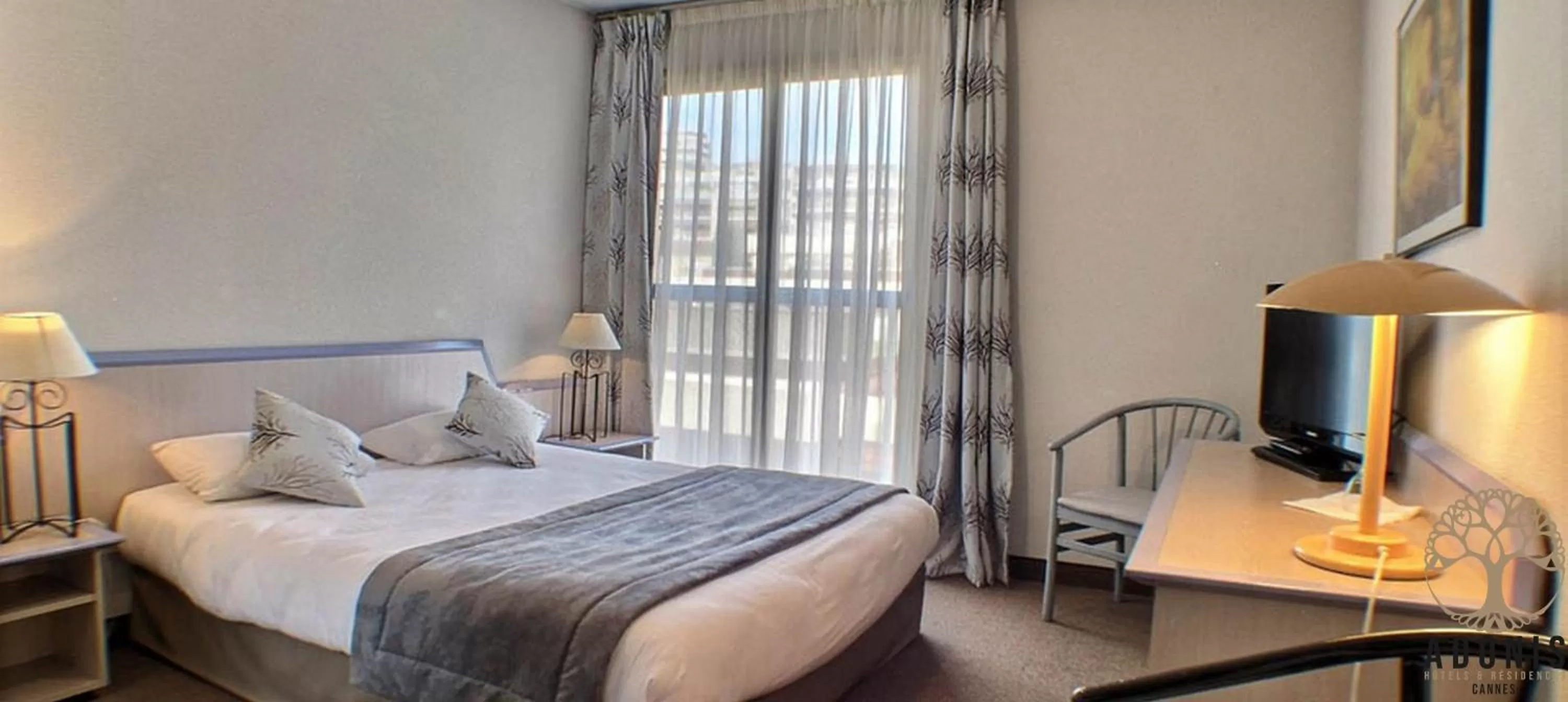 Photo of the whole room in Adonis Cannes - Hôtel Thomas