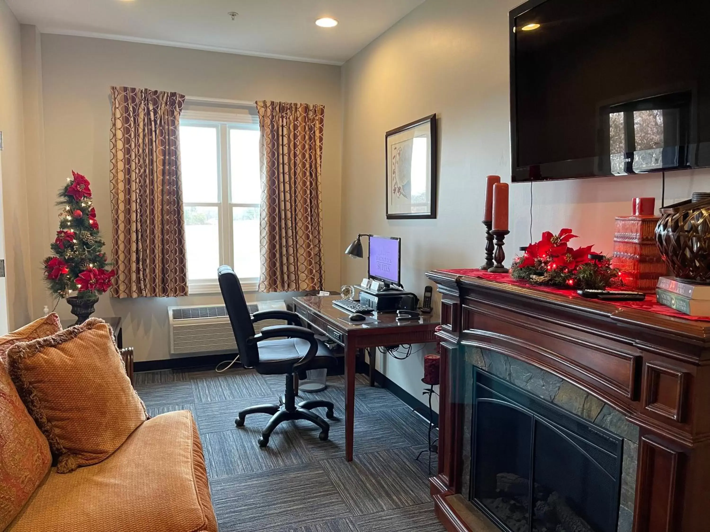 Seating Area in Brinton Suites