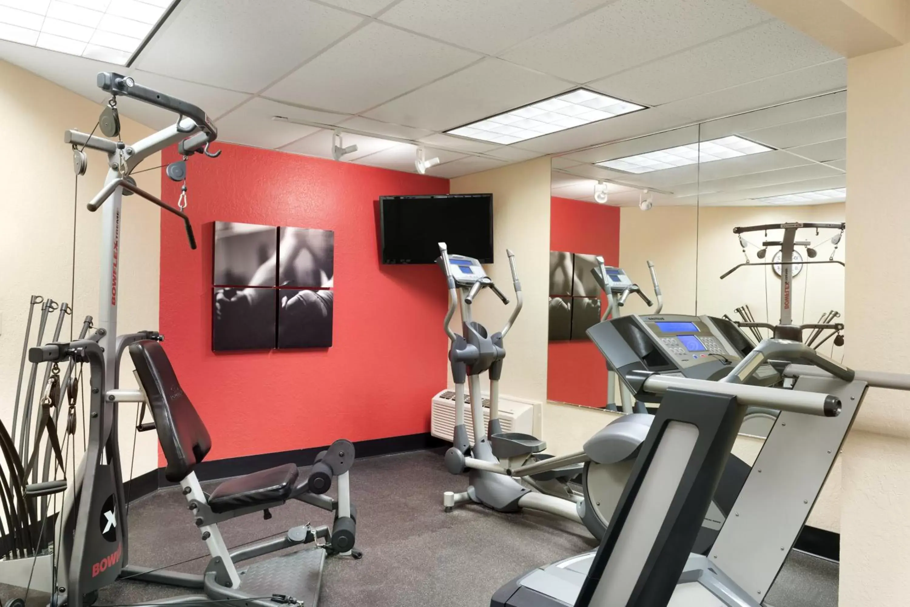 Fitness centre/facilities, Fitness Center/Facilities in Country Inn & Suites by Radisson, Cedar Rapids Airport, IA