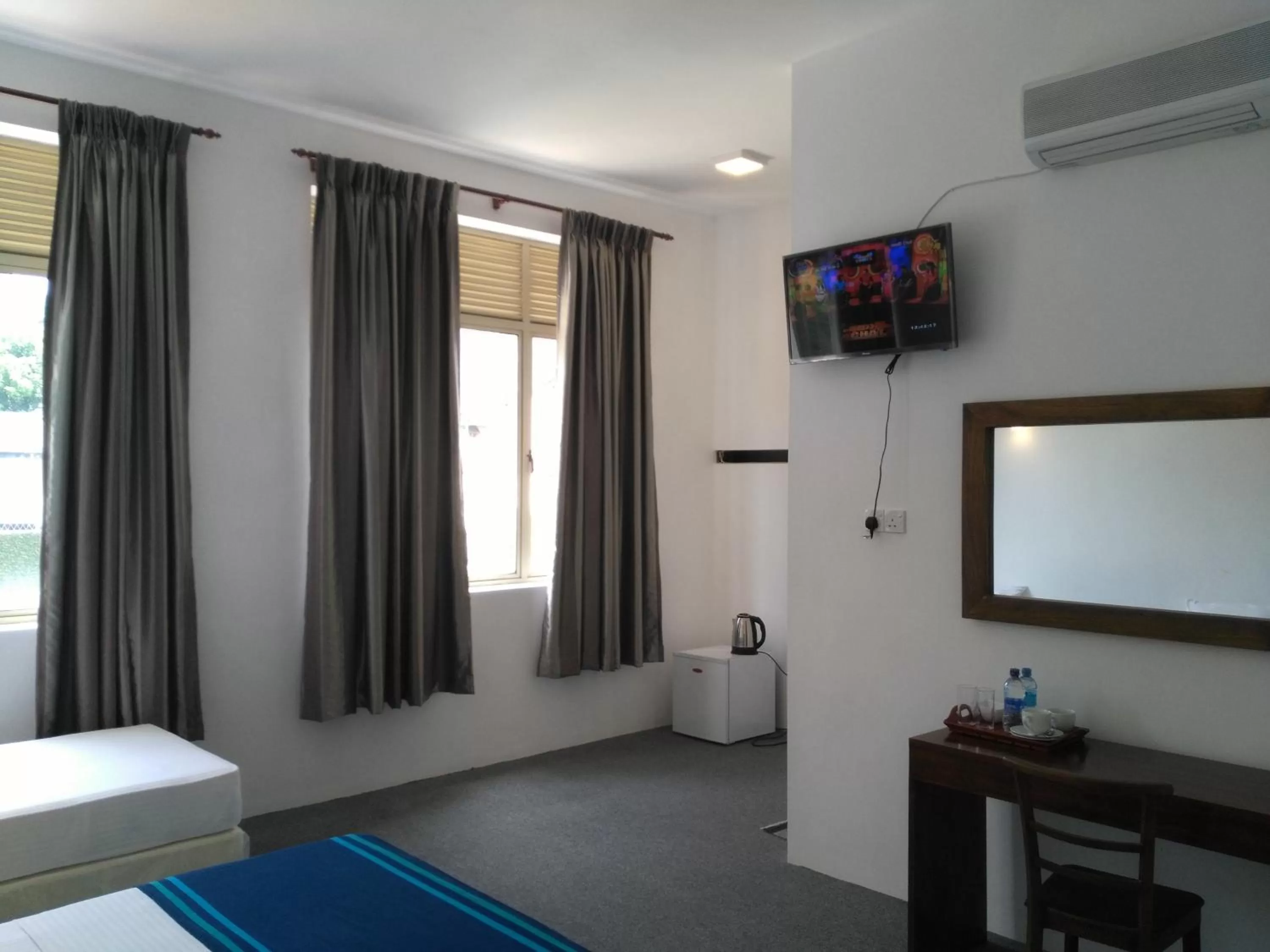 Property building, TV/Entertainment Center in West Inn Colombo