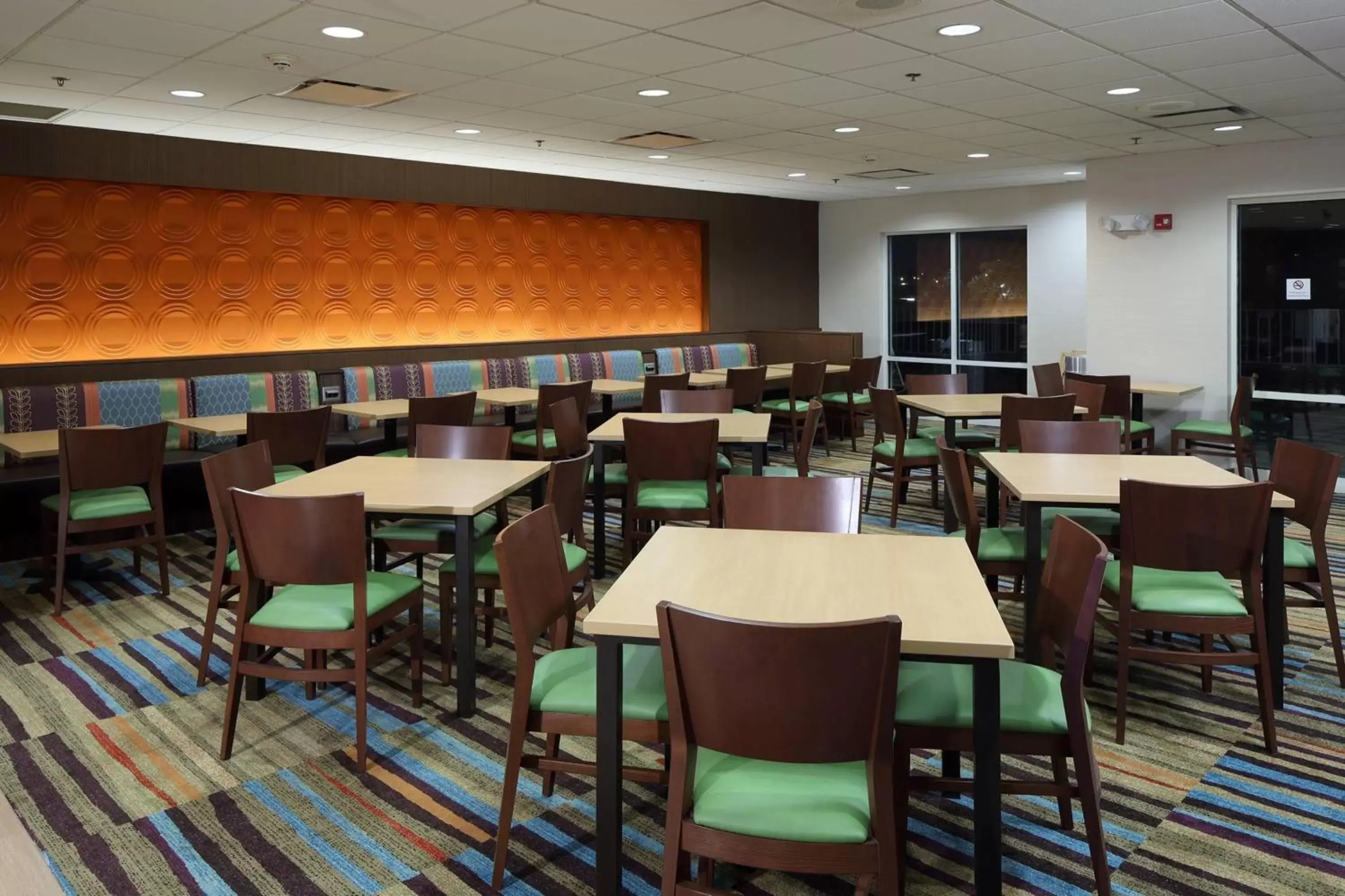 Restaurant/Places to Eat in Fairfield Inn & Suites by Marriott Newark Liberty International Airport